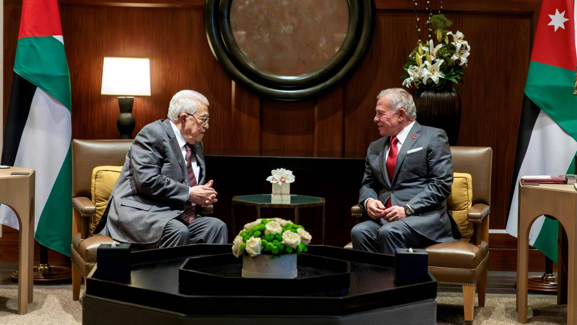 الملك يستقبل الرئيس الفلسطيني في قصر الحسينية