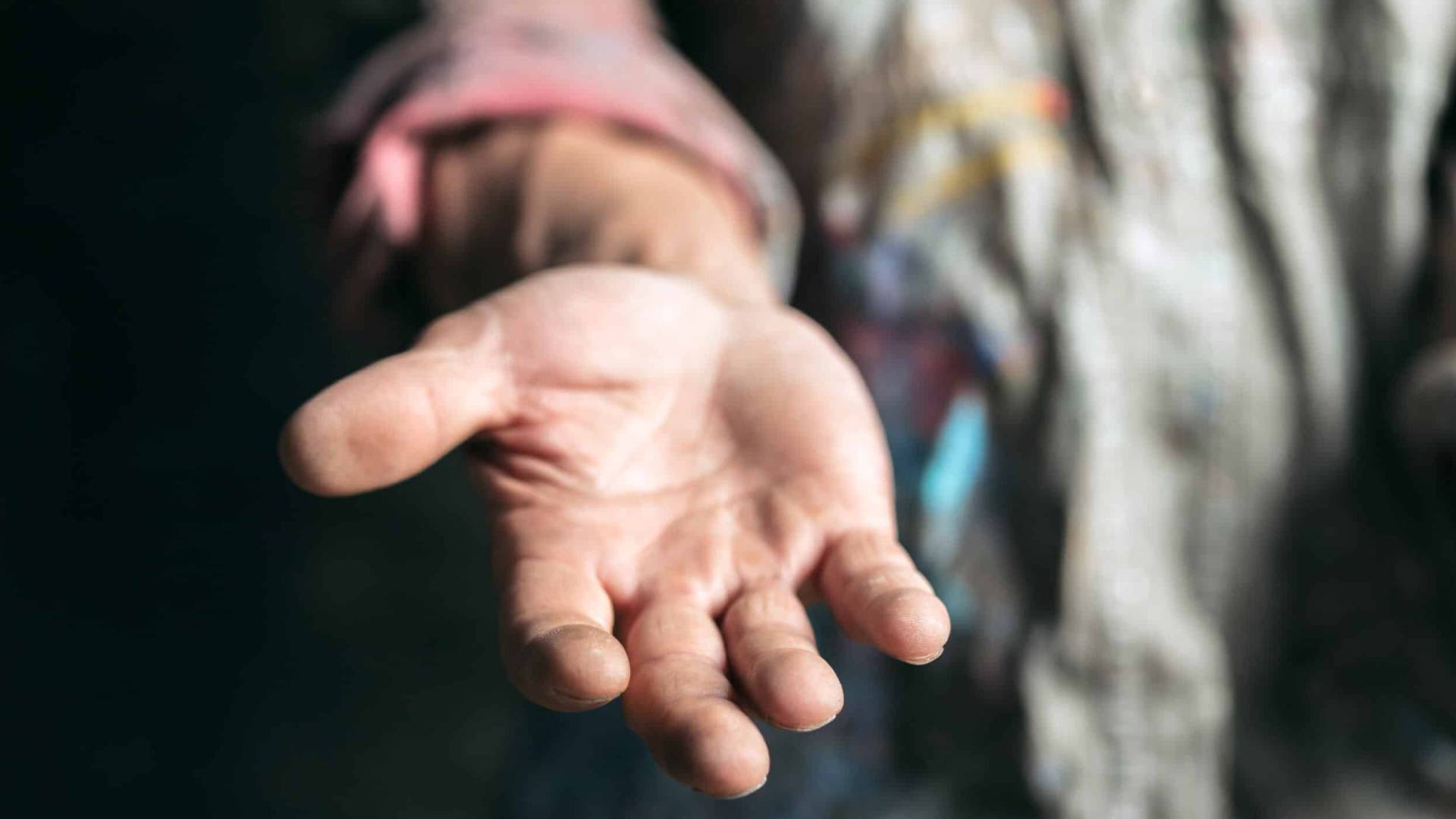 صورة تظهر شاب يتسول