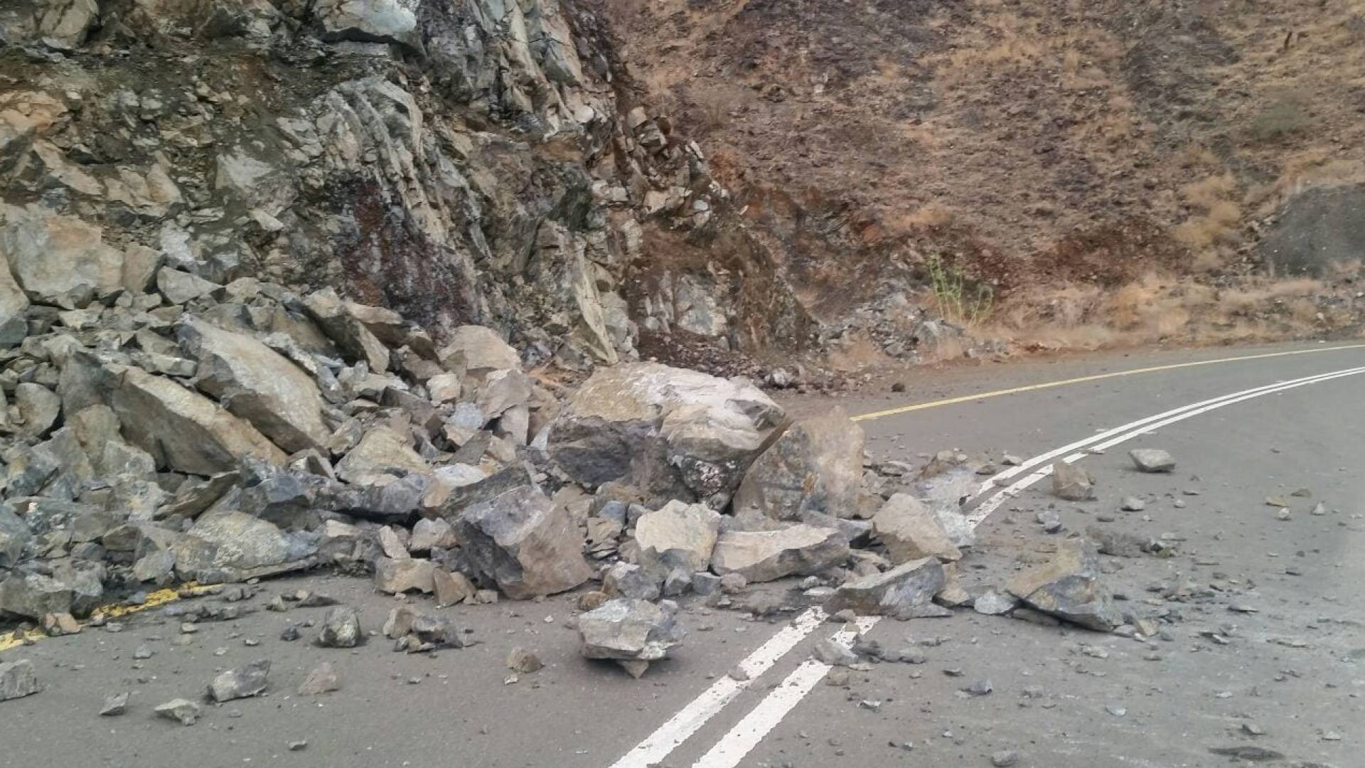 صورة تعبر عن انهيارات صخرية