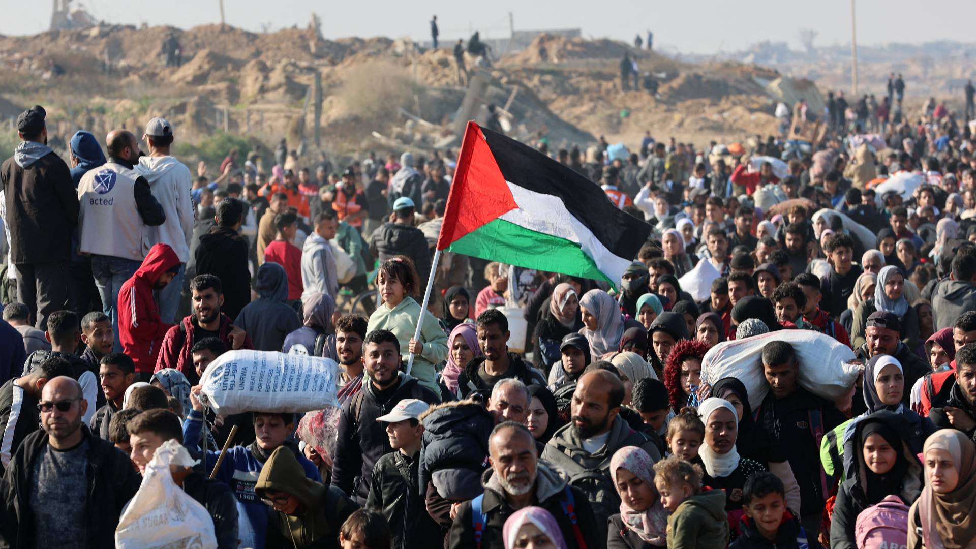 علم فلسطين يتوسط آلاف العائدين لشمال قطاع غزة