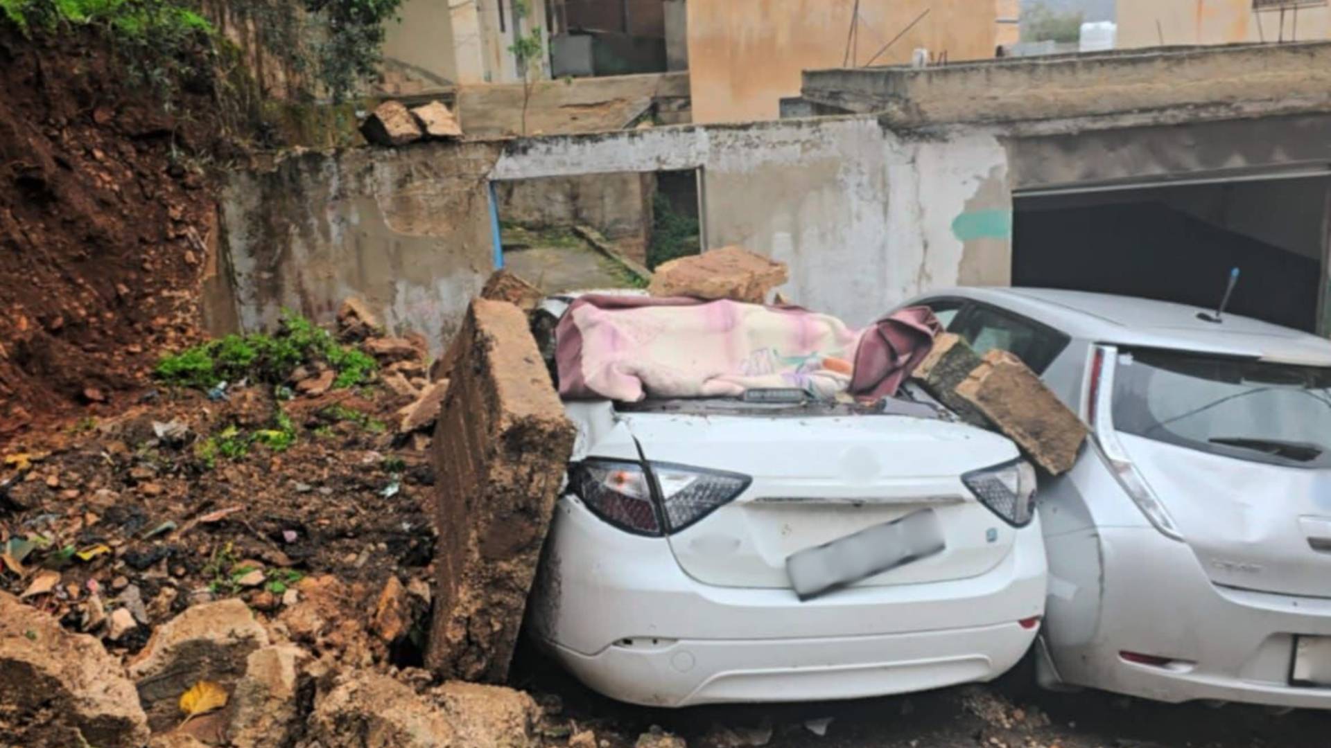 صورة من حادثة انهيار جدار