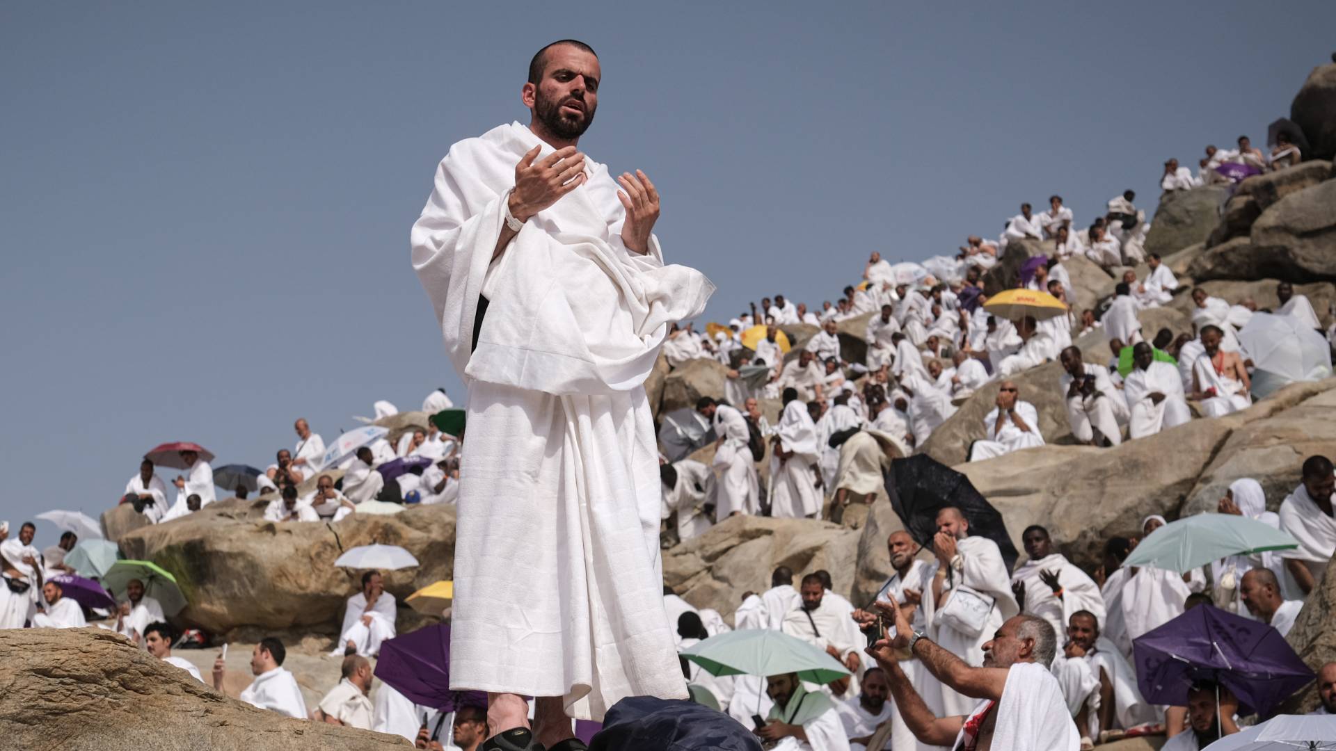 حجاج يقفون على جبل عرفات