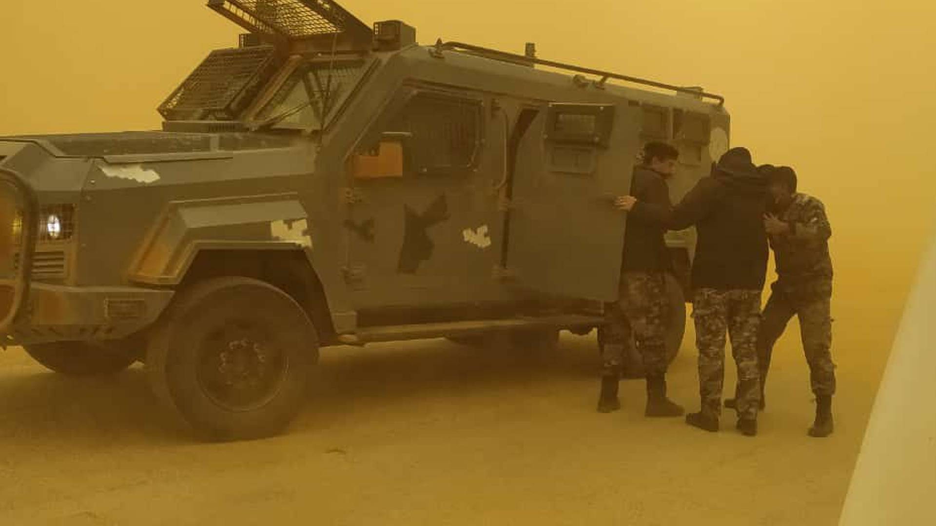 إخلاء عدد من مرتبات الأمن العام الذين حوصروا بسبب الغبار الكثيف في منطقة الجفر