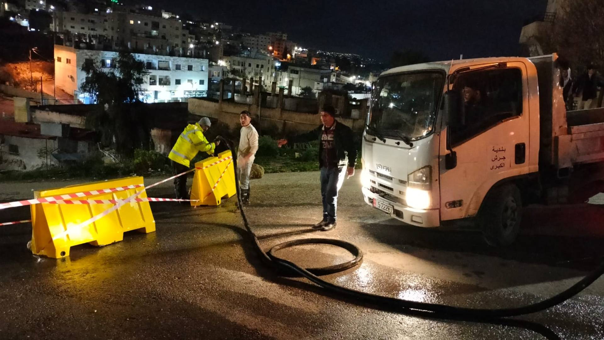 بلدية جرش الكبرى تغلق شارعا فرعيا إثر تصدعات بالإسفلت نتيجة الأحوال الجوية الأخيرة