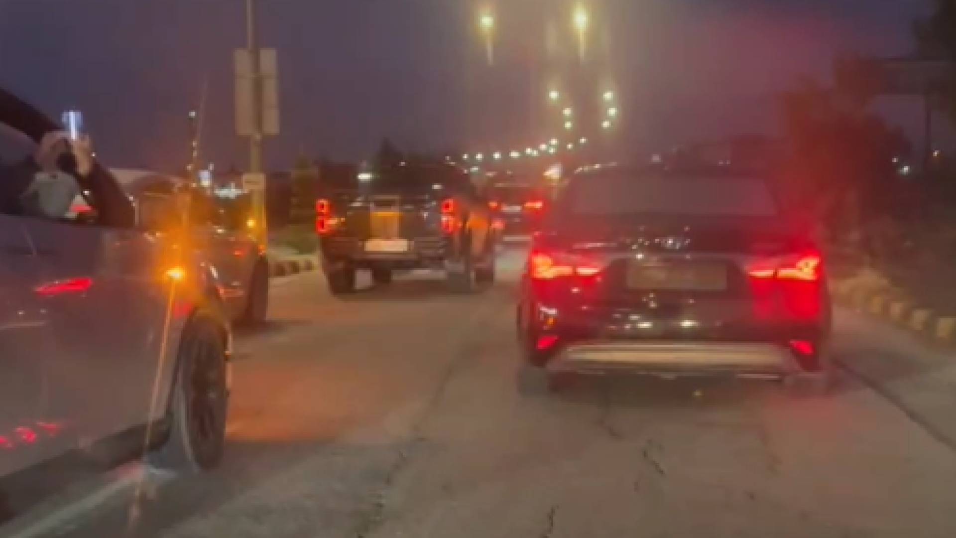 موكب سيارات بلا لوحات