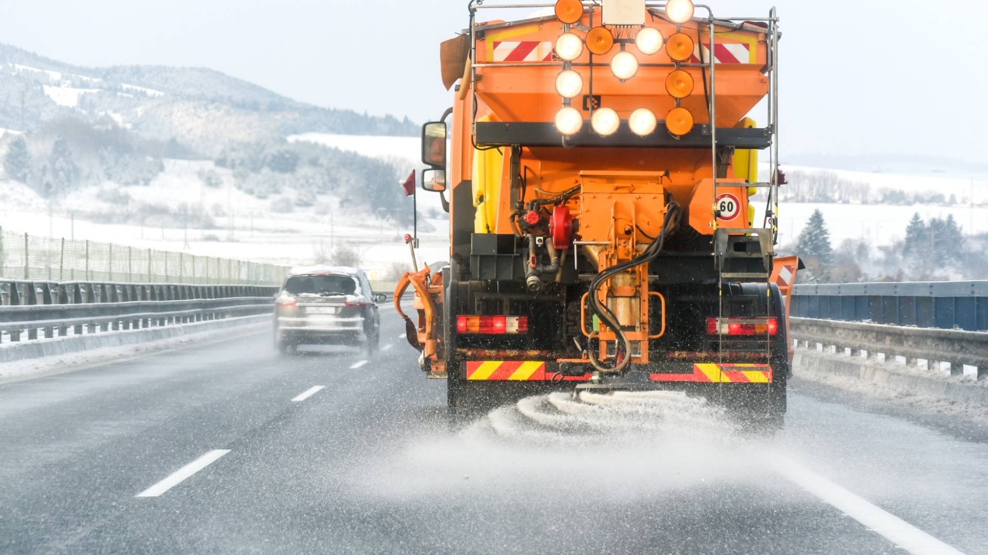 نثر الملح على الطرق - تعبيرية