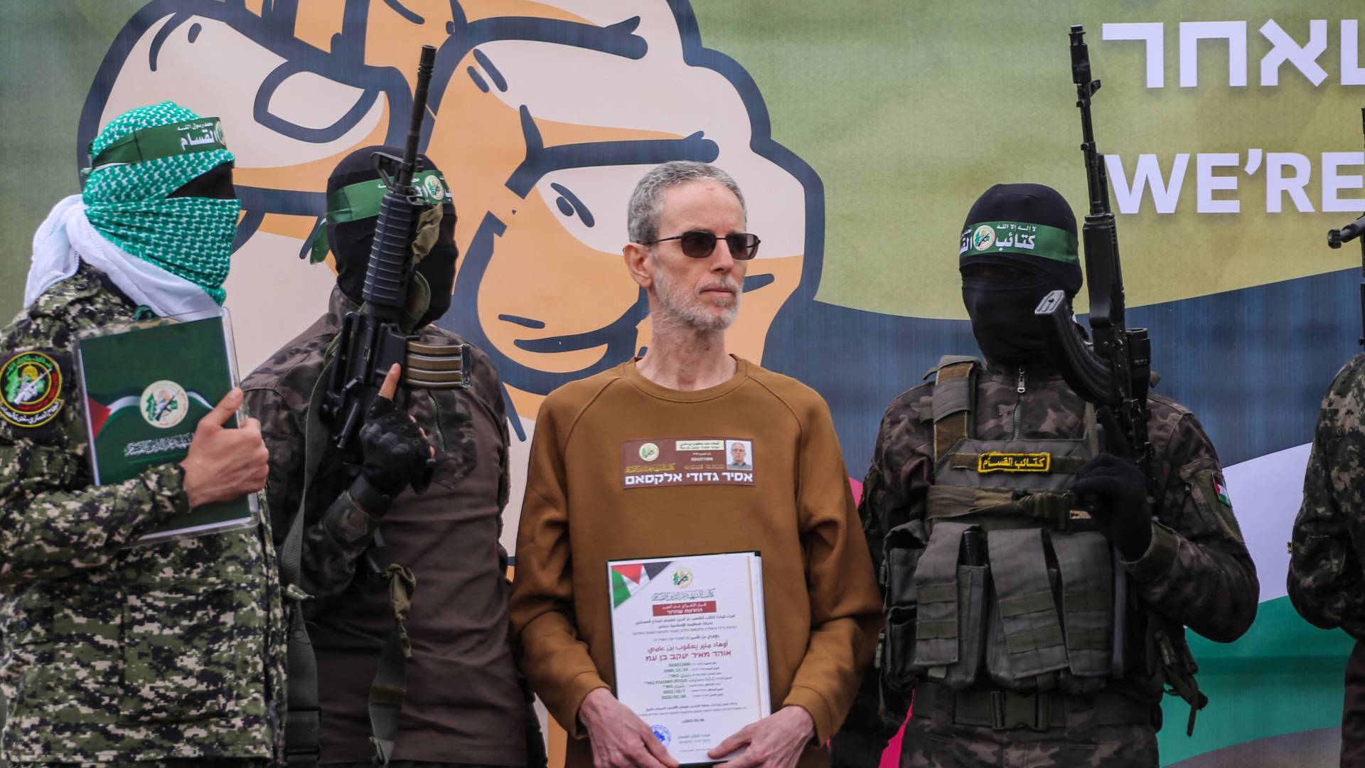 خلال تسليم كتائب القسام أحد محتجزي الاحتلال