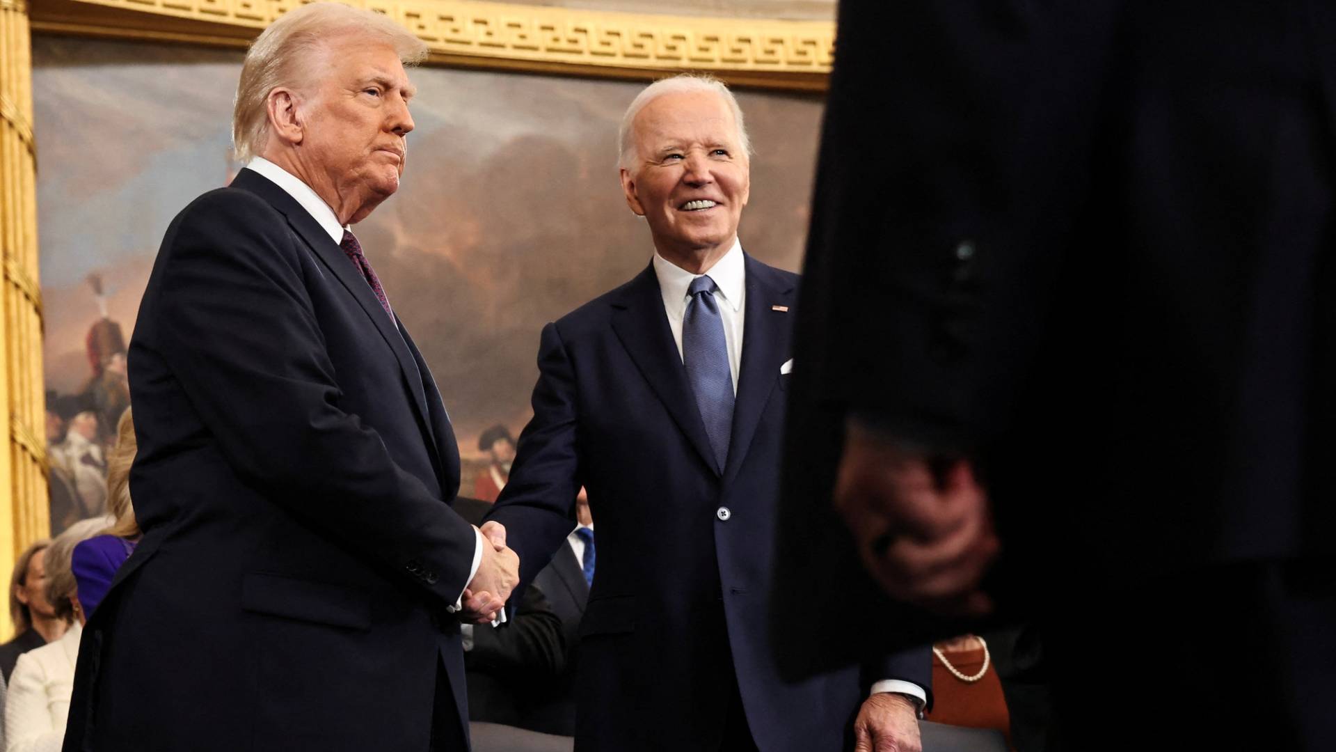 صورة تجمع ترمب وبايدن يتصافحان