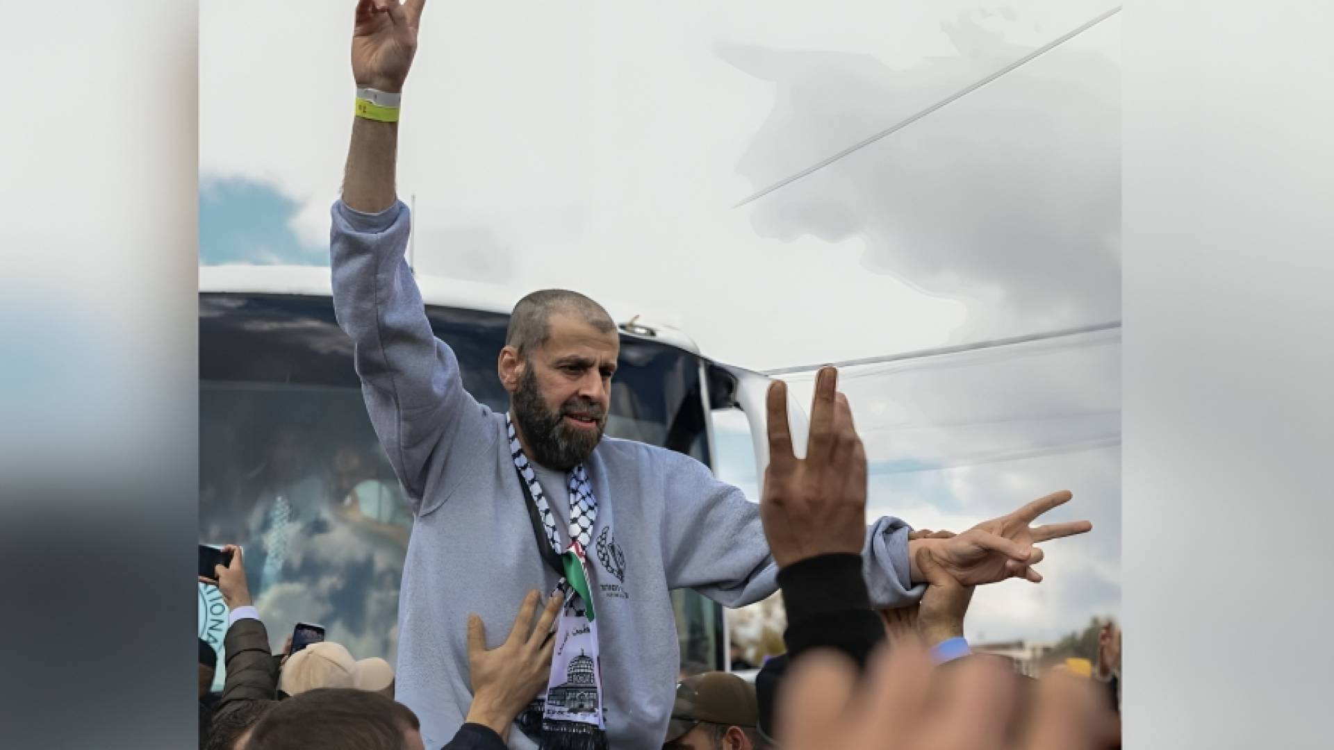 أحد الأسرى الذي أفرج عنهم من سجون الاحتلال