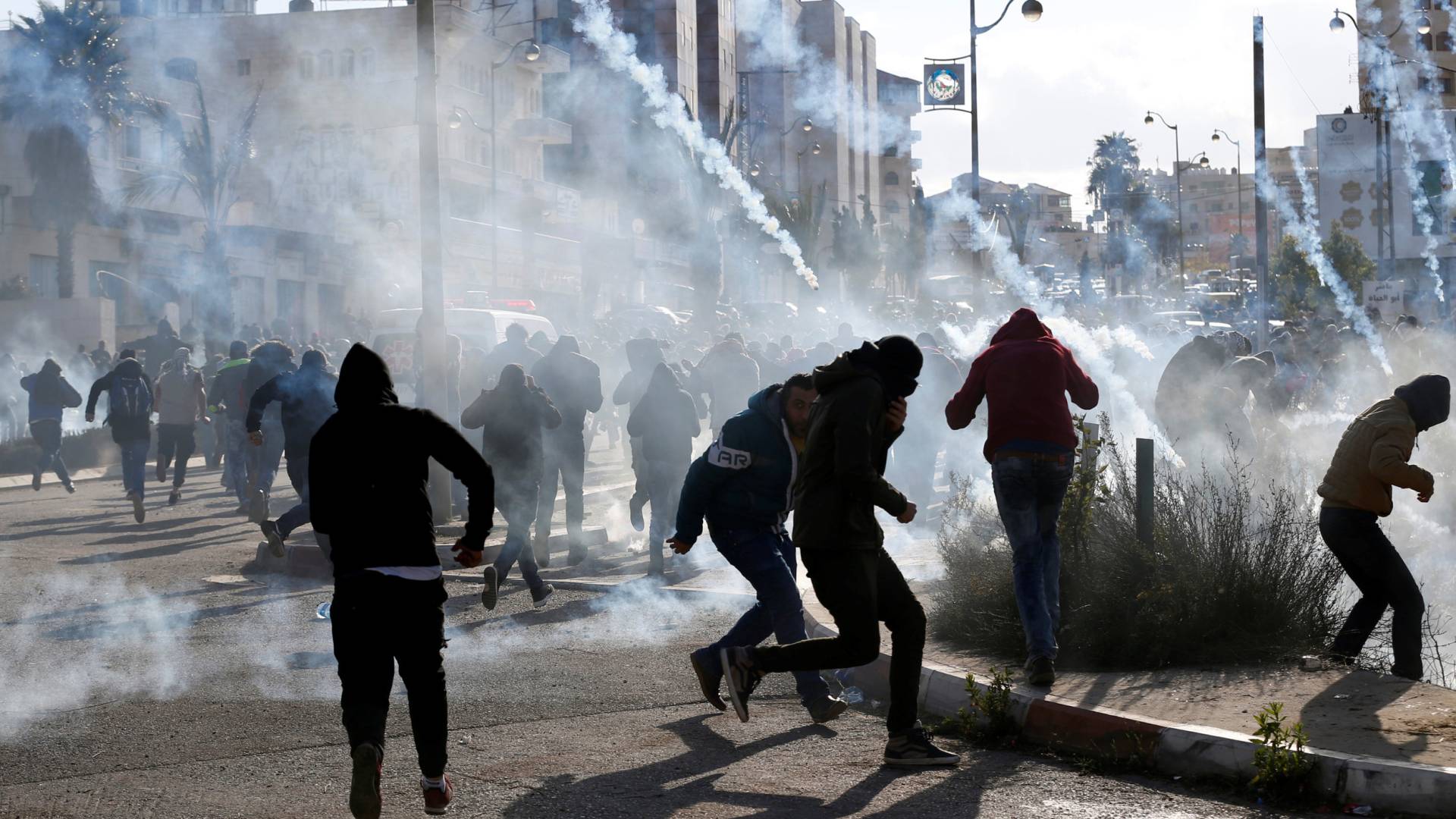 إصابة فلسطينيين بالغاز المسيل للدموع