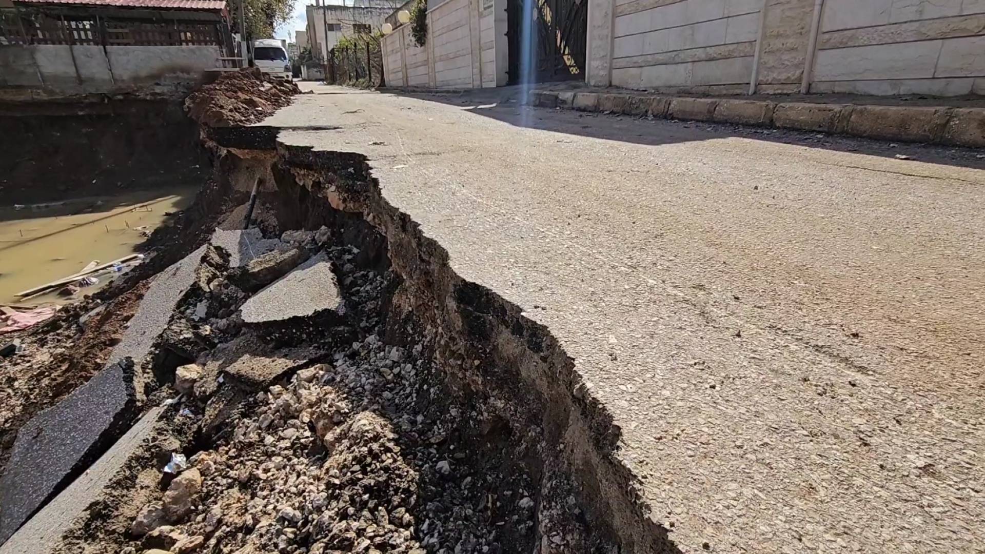 انهيار جزء من شارع في إربد