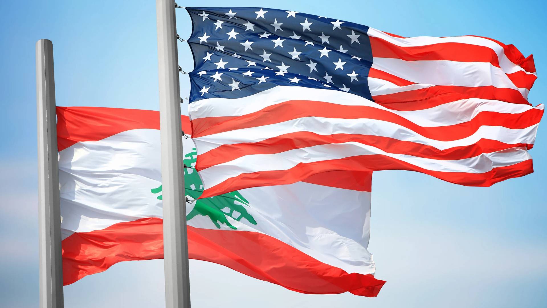 العلم اللبناني والعلم الأمريكي