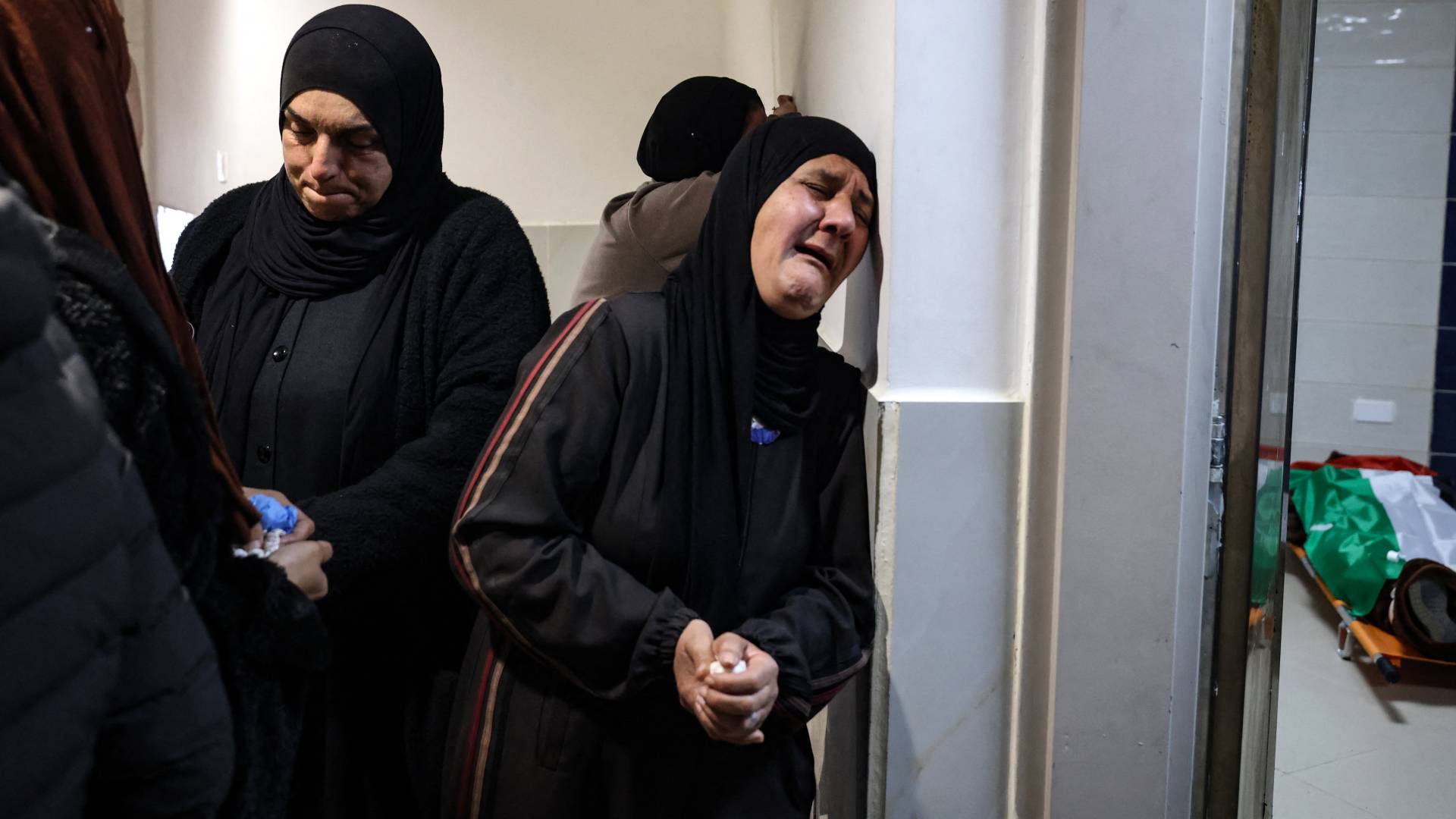 فلسطينية تبكي أحد أفراد عائلتها في الضفة الغربية "أرشيفية"