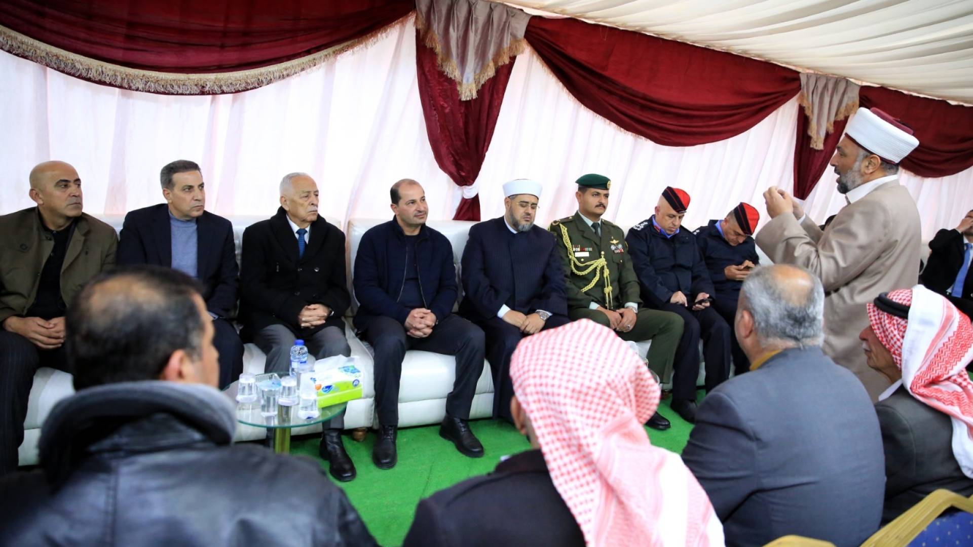 العيسوي يقدم واجب العزاء