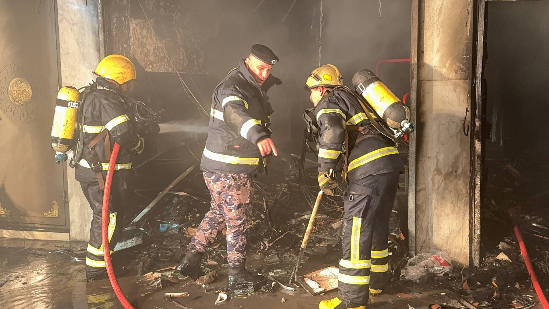 خلال إخماد كوادر الدفاع المدني للحريق