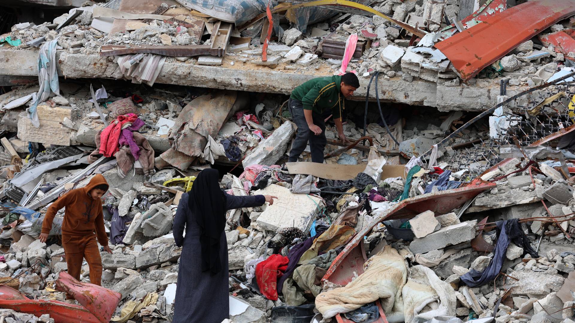 فلسطينيون نازحون يتفقدون الأضرار التي لحقت بمنزلهم في حي الزيتون جنوب مدينة غزة