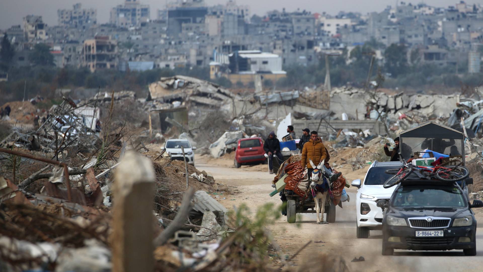 النازحون الفلسطينيون يعبرون ممر نتساريم وهم في طريقهم إلى الأجزاء الشمالية من قطاع غزة