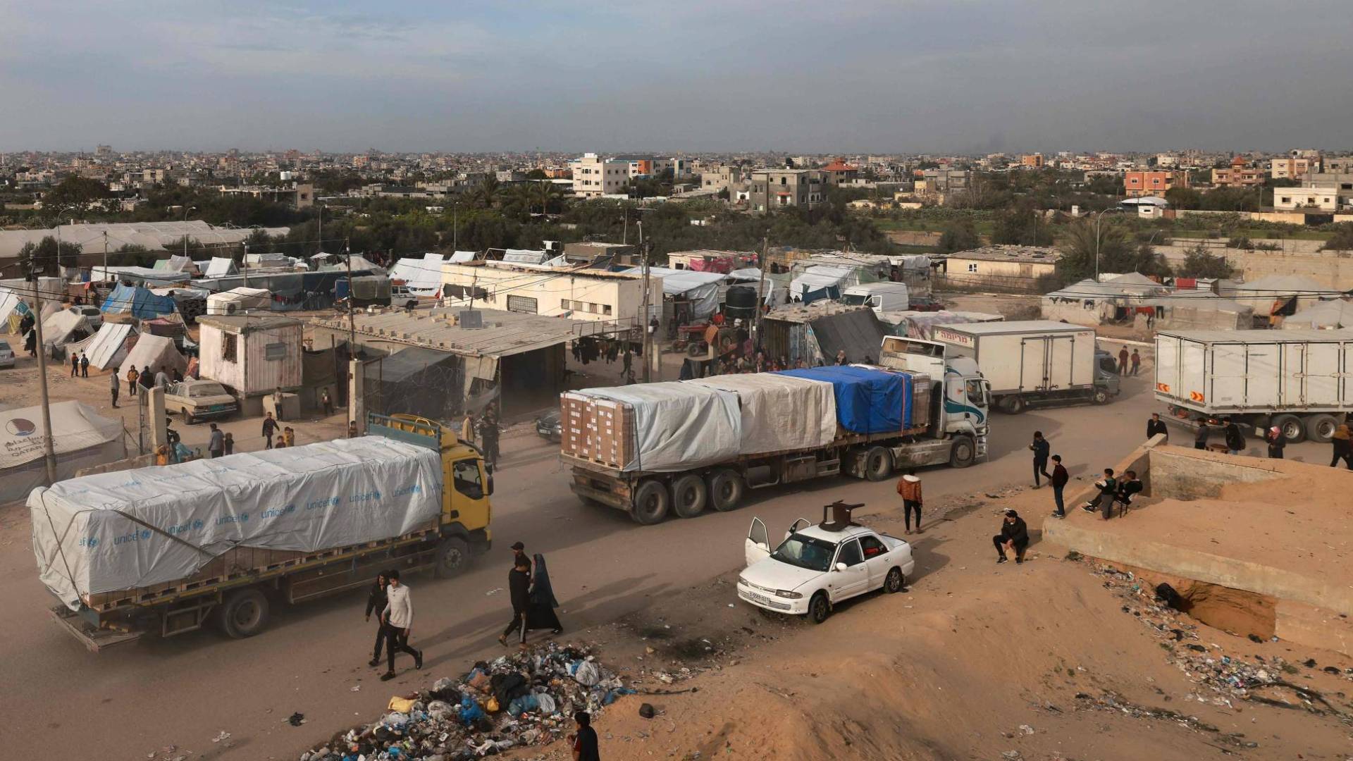 شاحنة تحمل مساعدات عند معبر كرم بو سالم