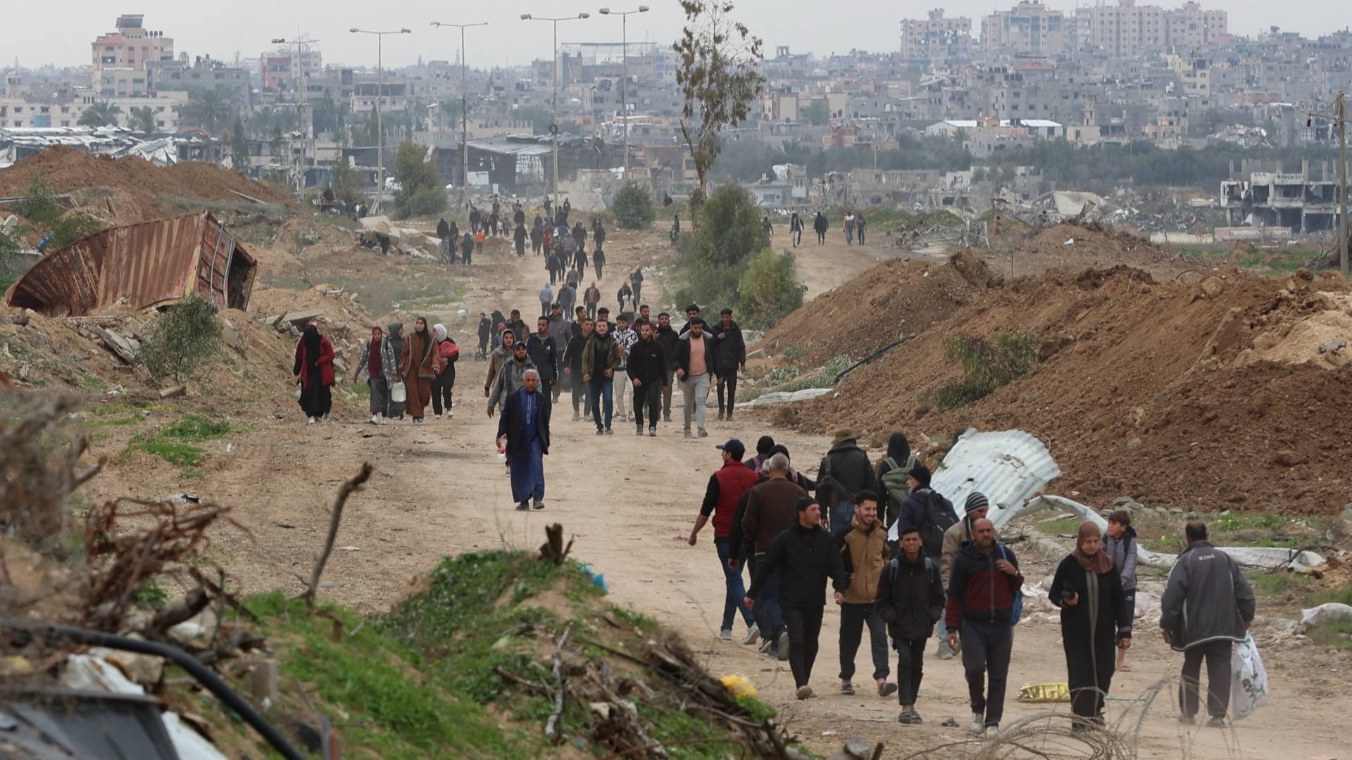 فلسطينيون نازحون يتوجهون إلى المناطق الشمالية من قطاع غزة