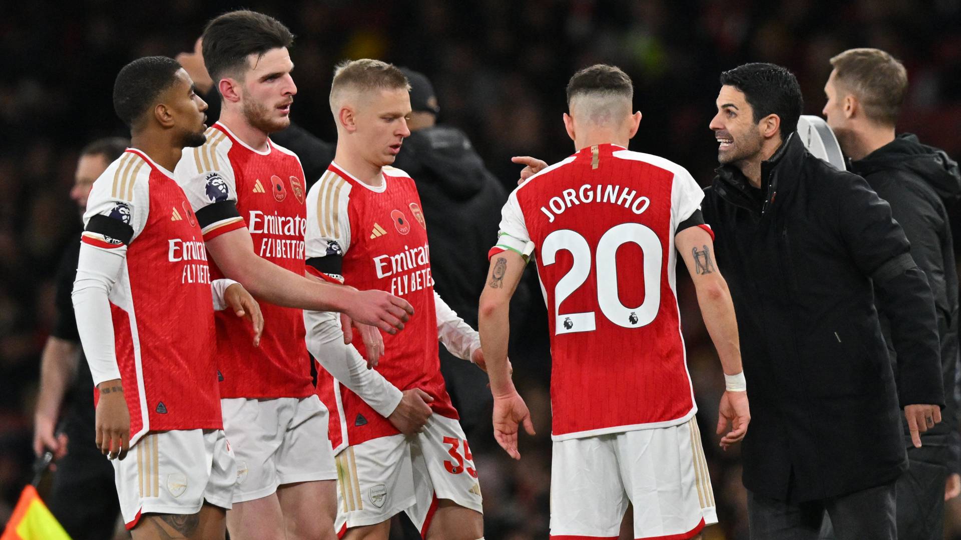 لاعبو آرسنال ومدربهم