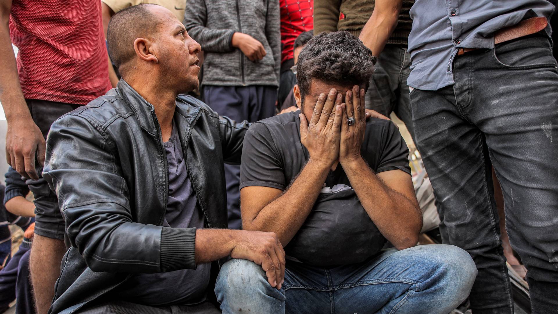 فلسطيني يبكي أحد أفراد عائلته في غزة "أرشيفية"