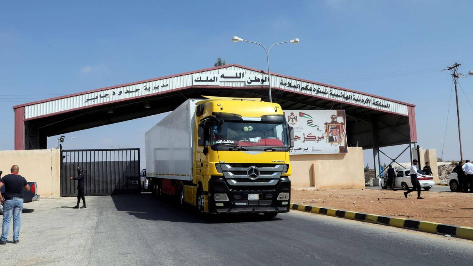 شاحنات على الحدود مع سوريا