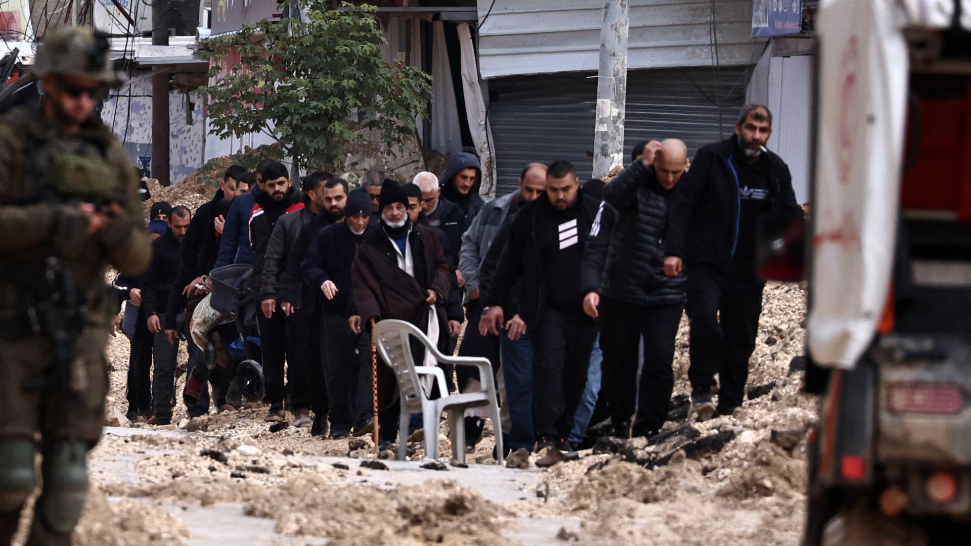 فلسطينيون يخلون منازلهم "أرشيفية"