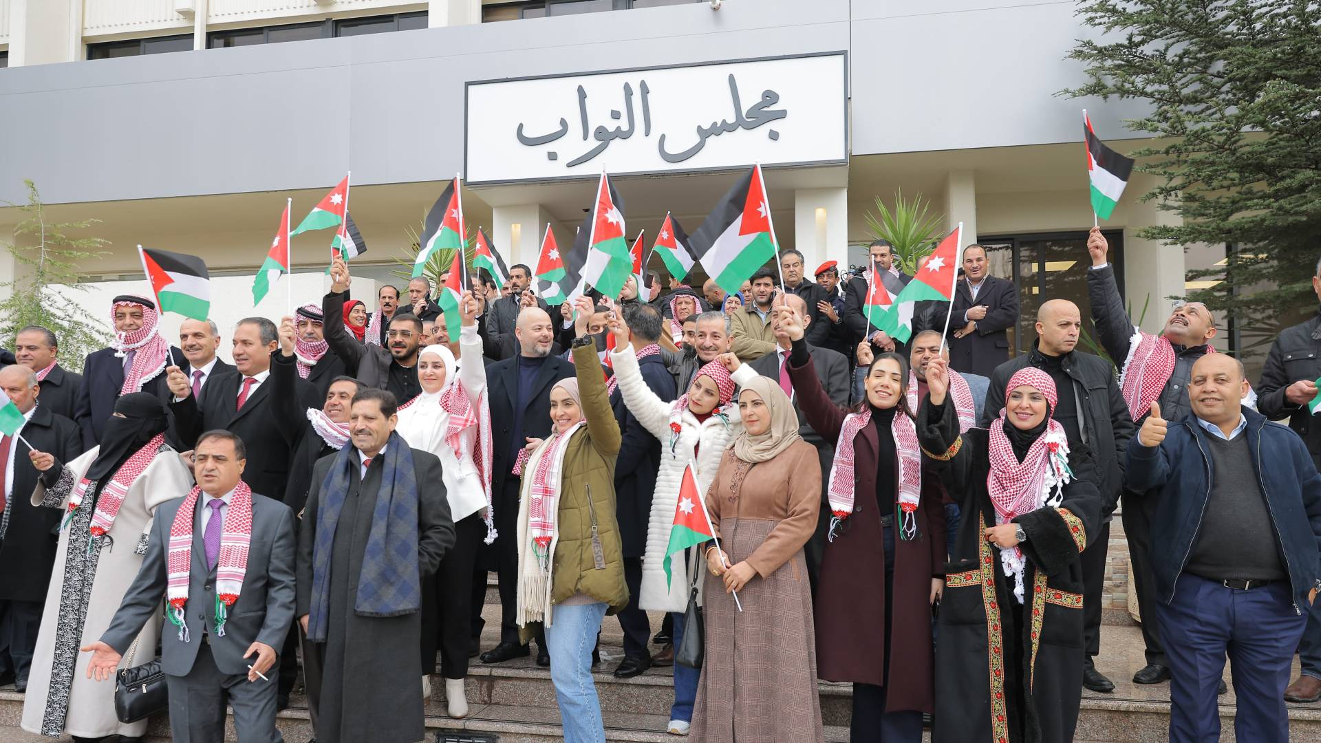 رئيس واعضاء مجلس النواب يتوجهون لاستقبال الملك وولي العهد في مطار ماركا