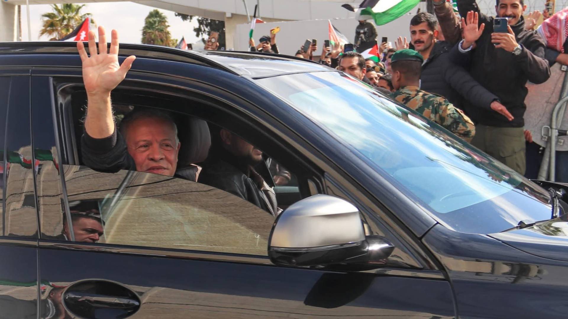 جلالة الملك فور وصوله أرض الوطن