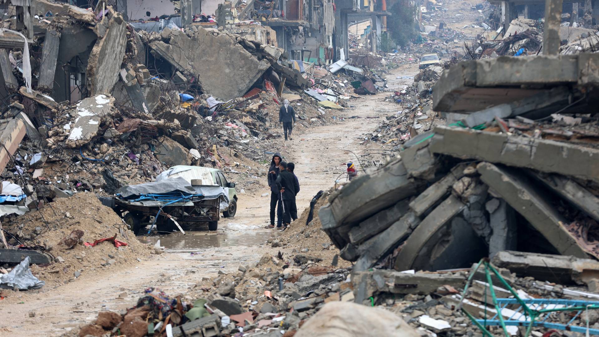 مدنيون يسيرون في وسط قطاع غزة