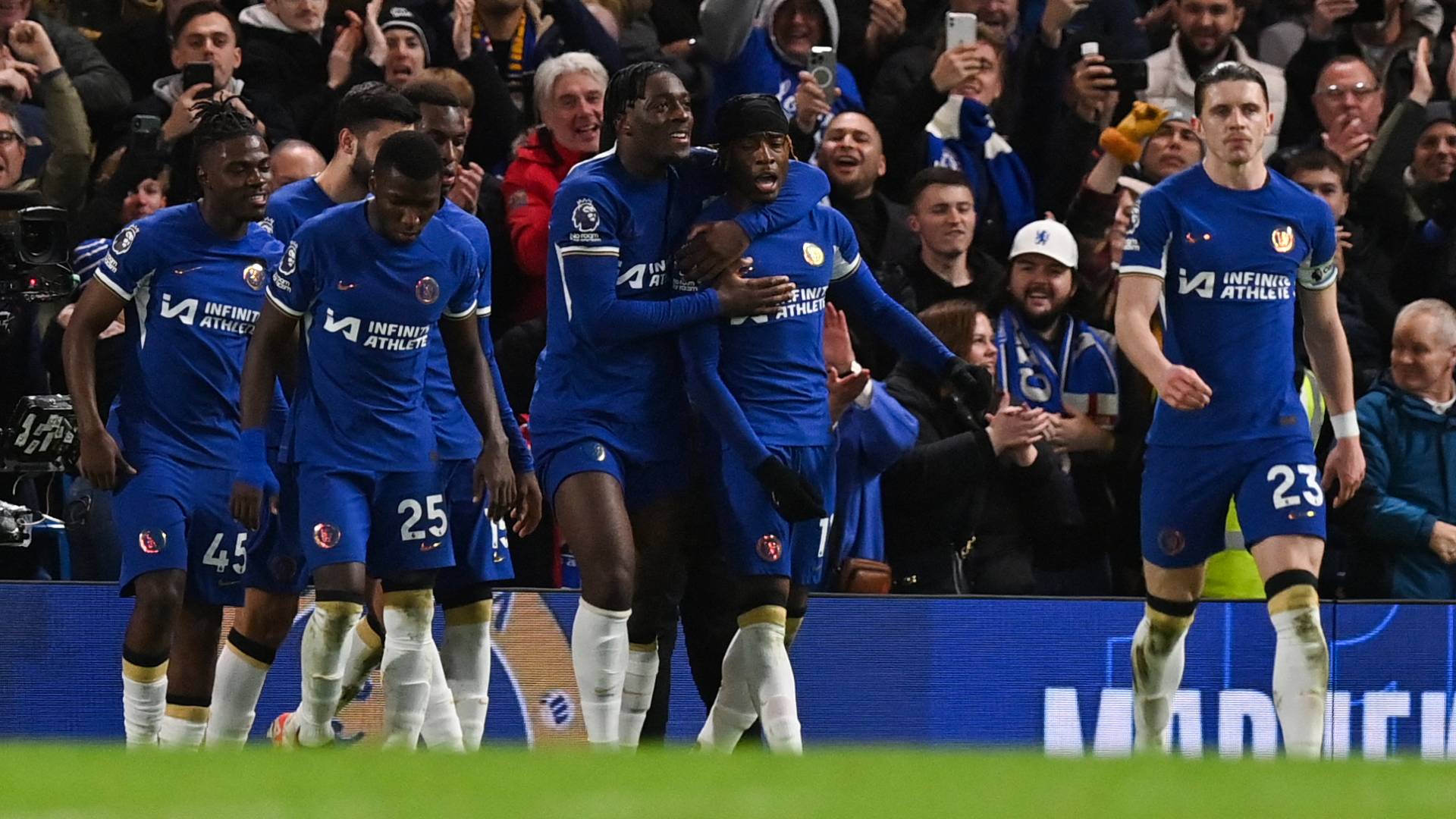 لاعبو تشيلسي يحتفلون بهدف