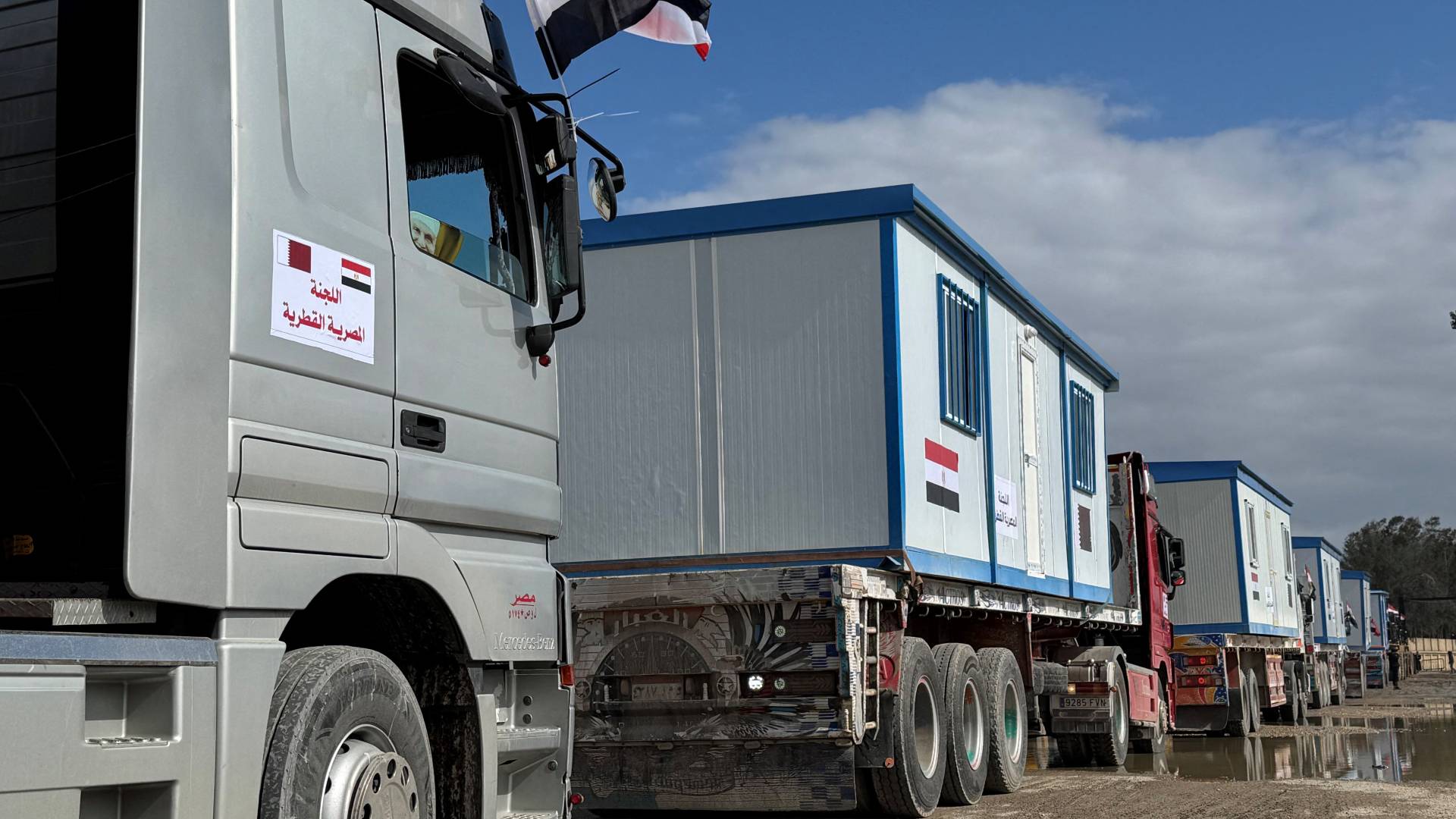 كرفانات و معدات وآليات ثقيلة في معبر رفح