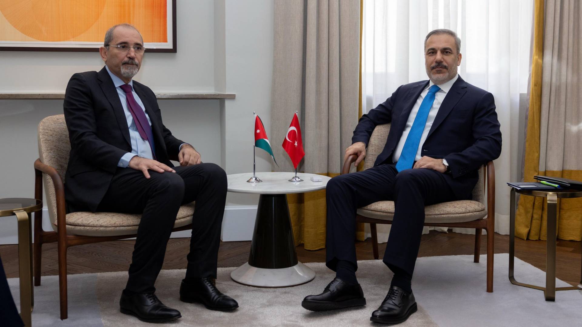 ووزير الخارجية أيمن الصفدي  ووزير الخارجية التركي هاكان فيدان