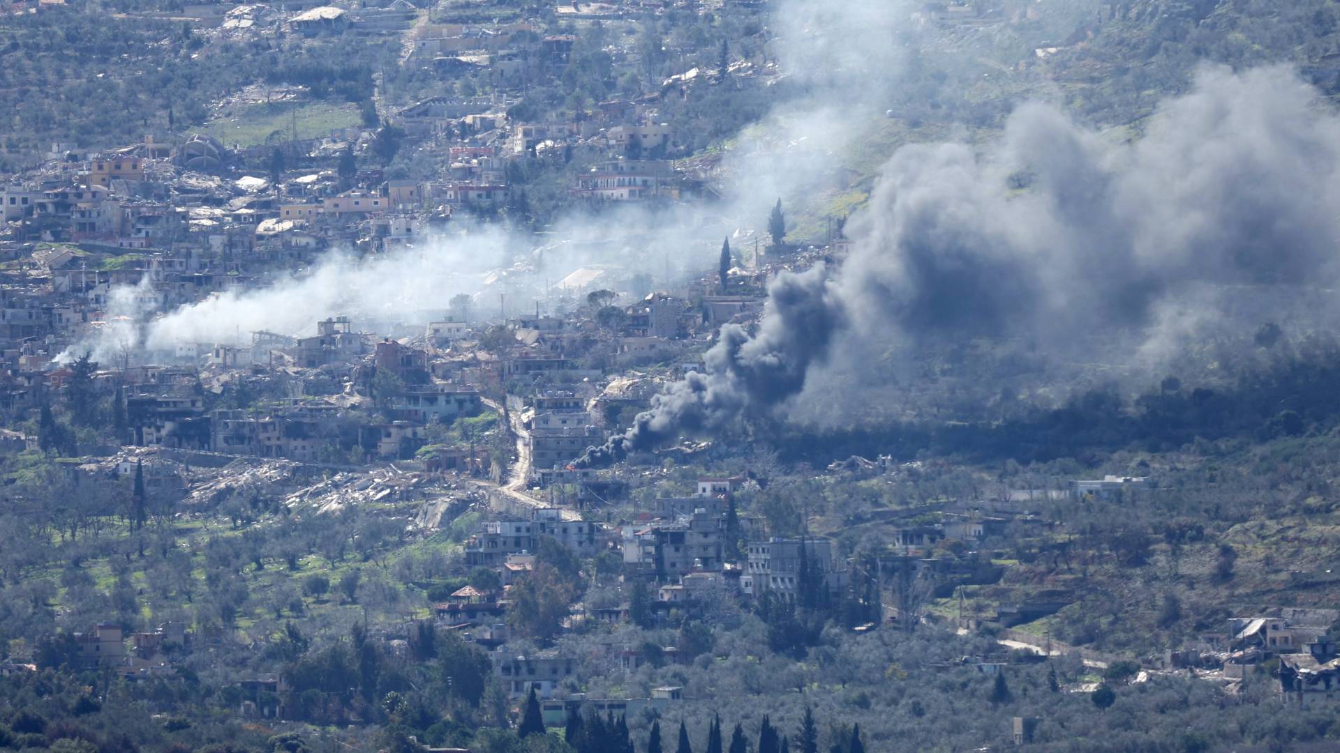 دخان يتصاعد من المباني جراء غارة للاحتلال جنوب لبنان
