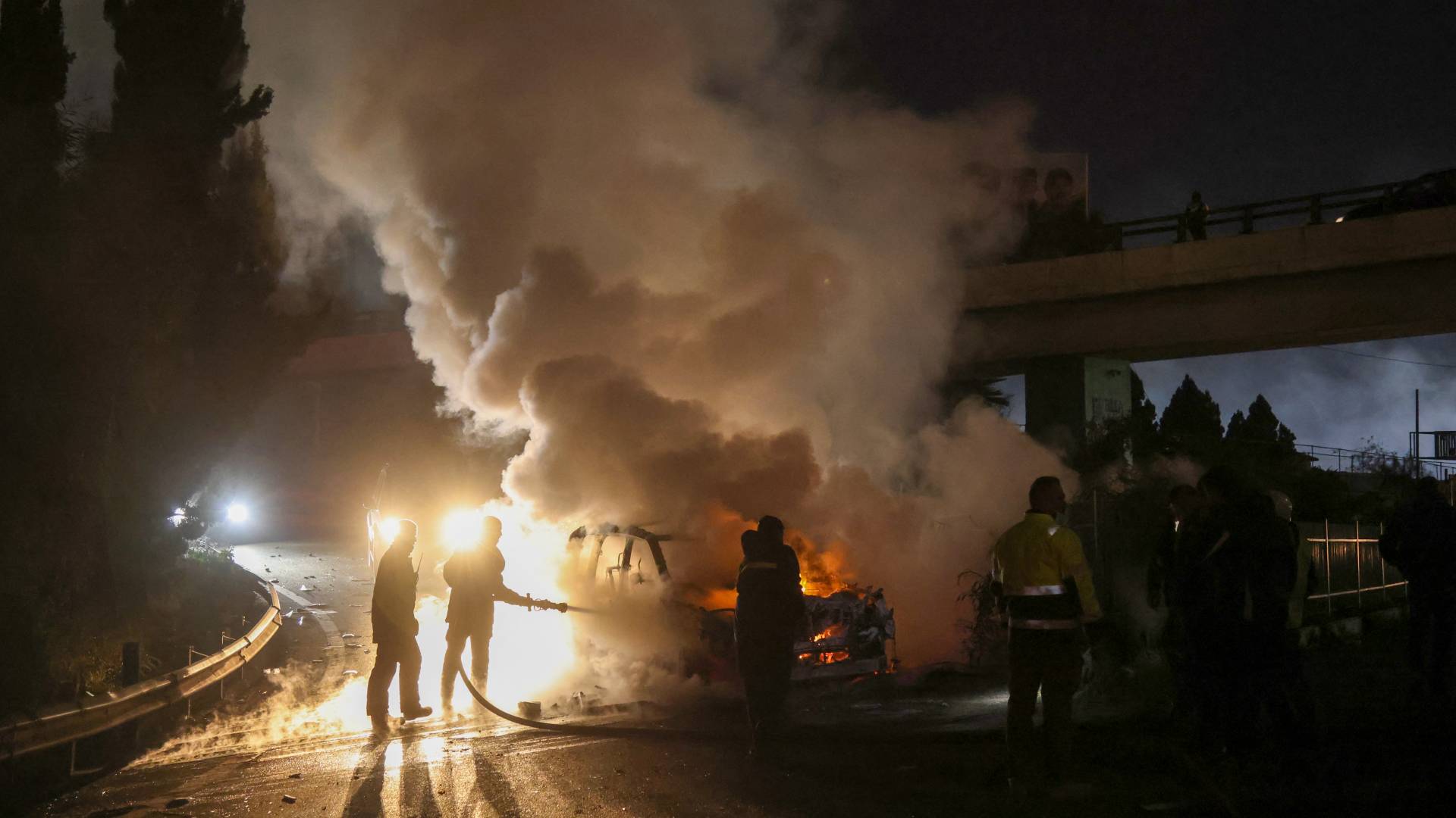 إطفاء حريق في مركبة تابعة لليونيفيل على الطريق المؤدي إلى مطار بيروت الدولي