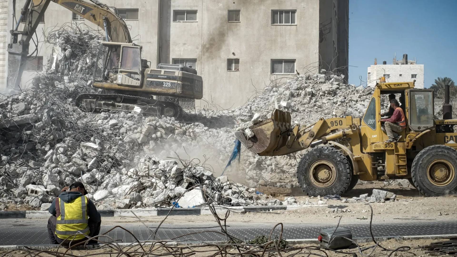 معدات البناء الثقيلة في غزة