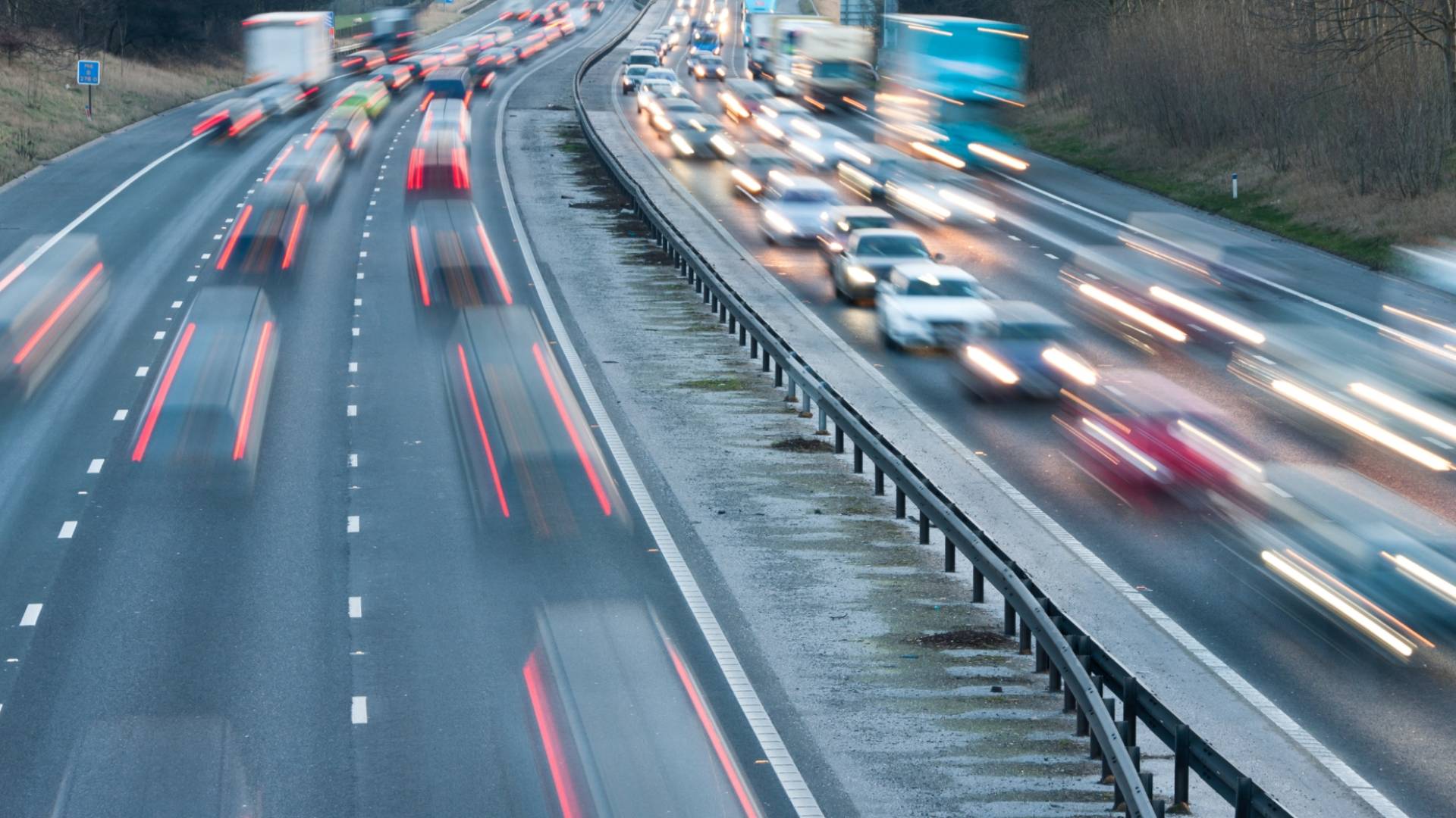 لقطة عامة لشارع رئيسي ممتلى بالسيارات