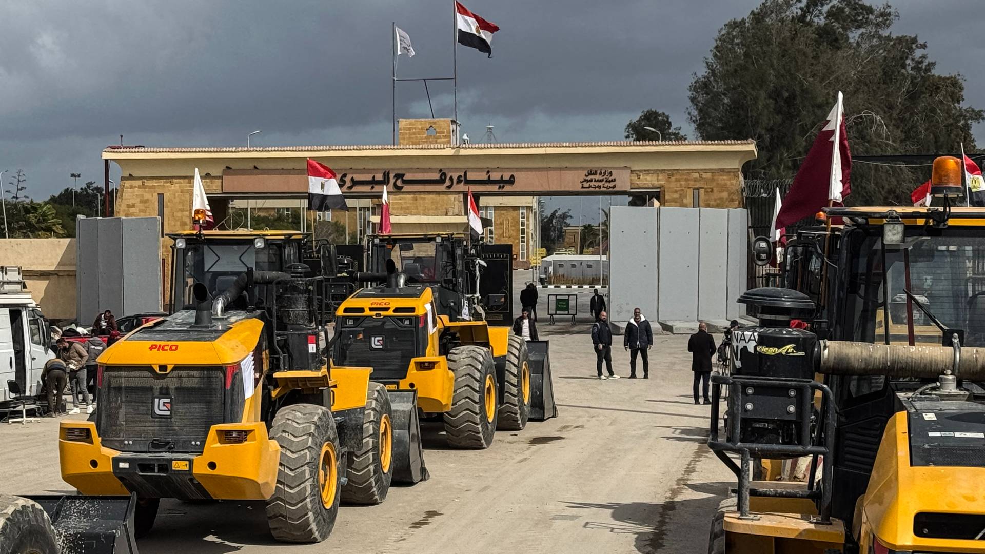 اصطفاف المعدات الثقيلة في معبر رفح البري عند الجانب المصري