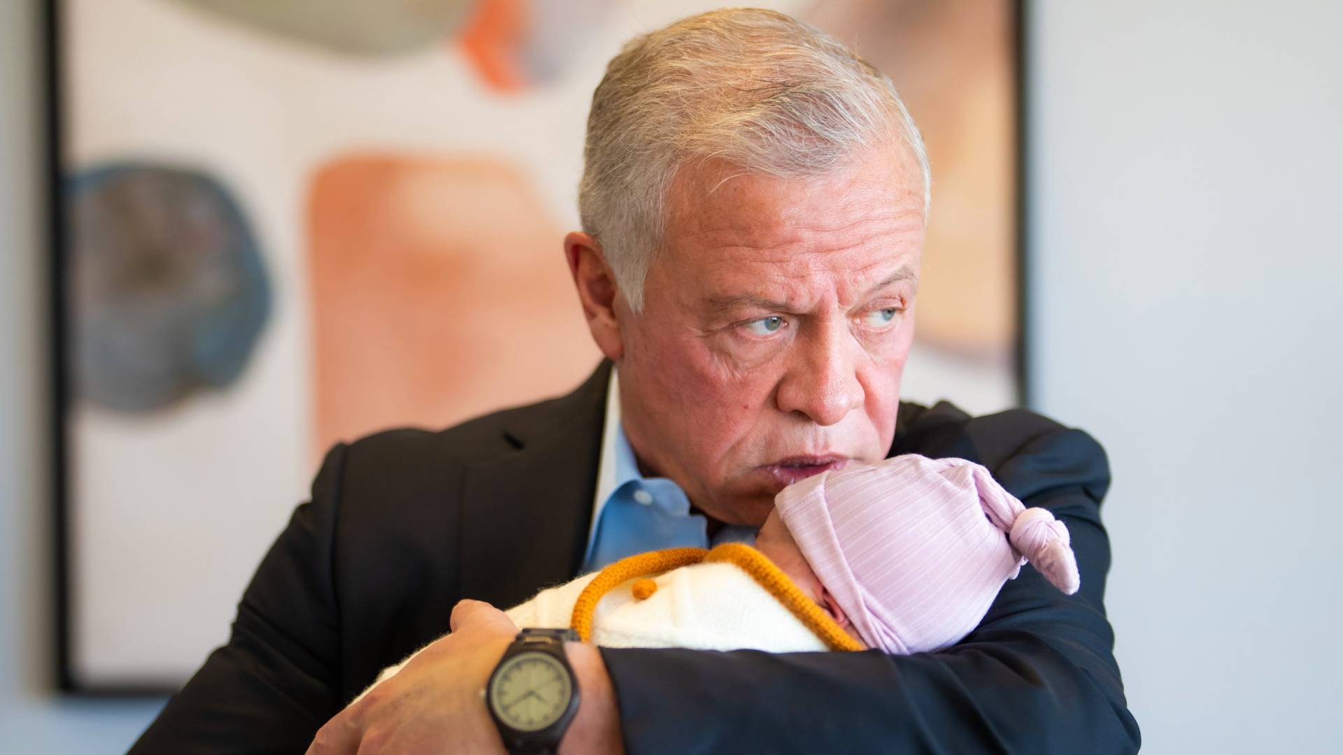 الملك للمولودة أمينة: "الله يحماك جدو"