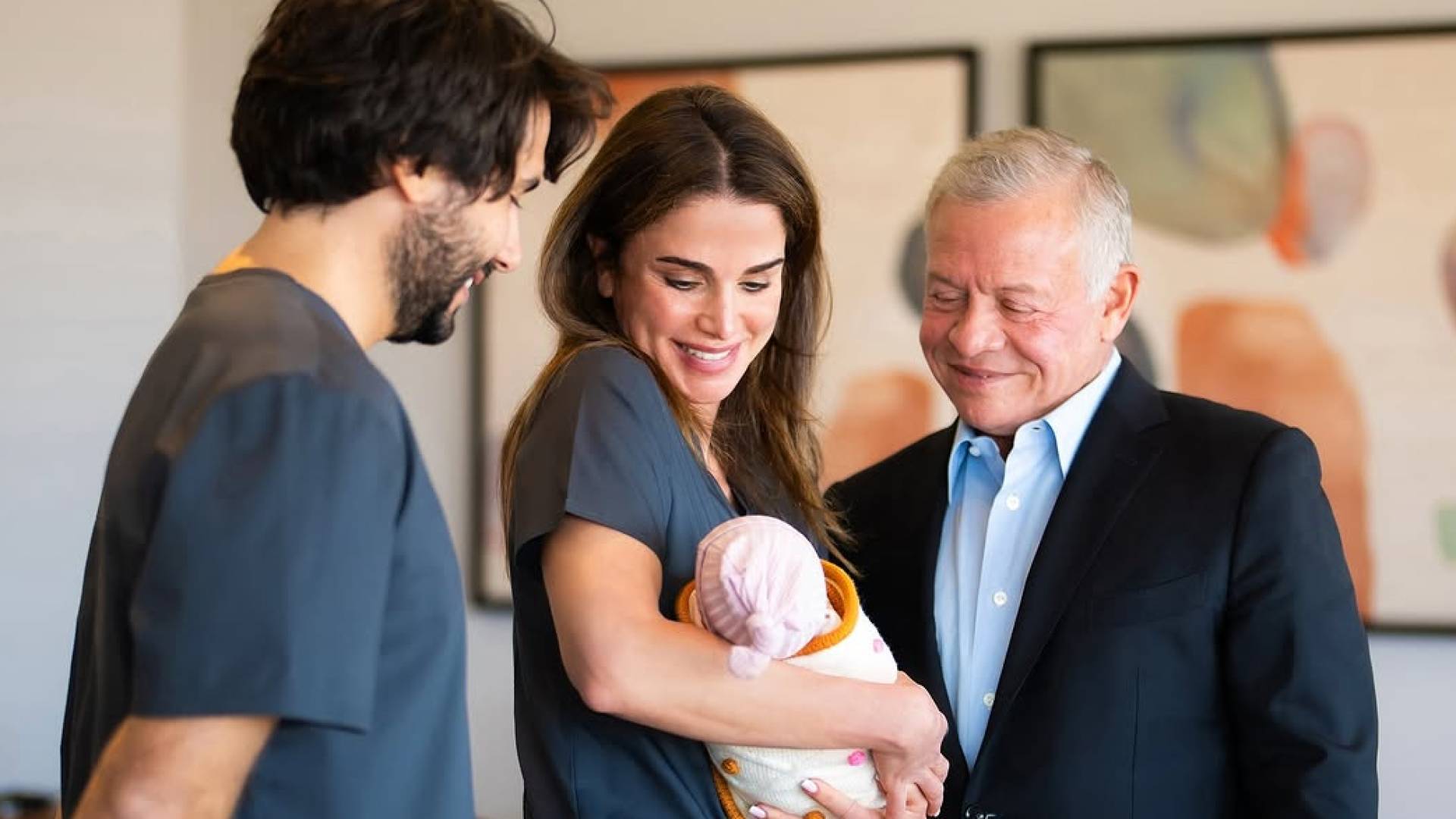 الملك عبدالله والملكة رانيا العبدالله والسيد جميل برفقة المولودة أمينة