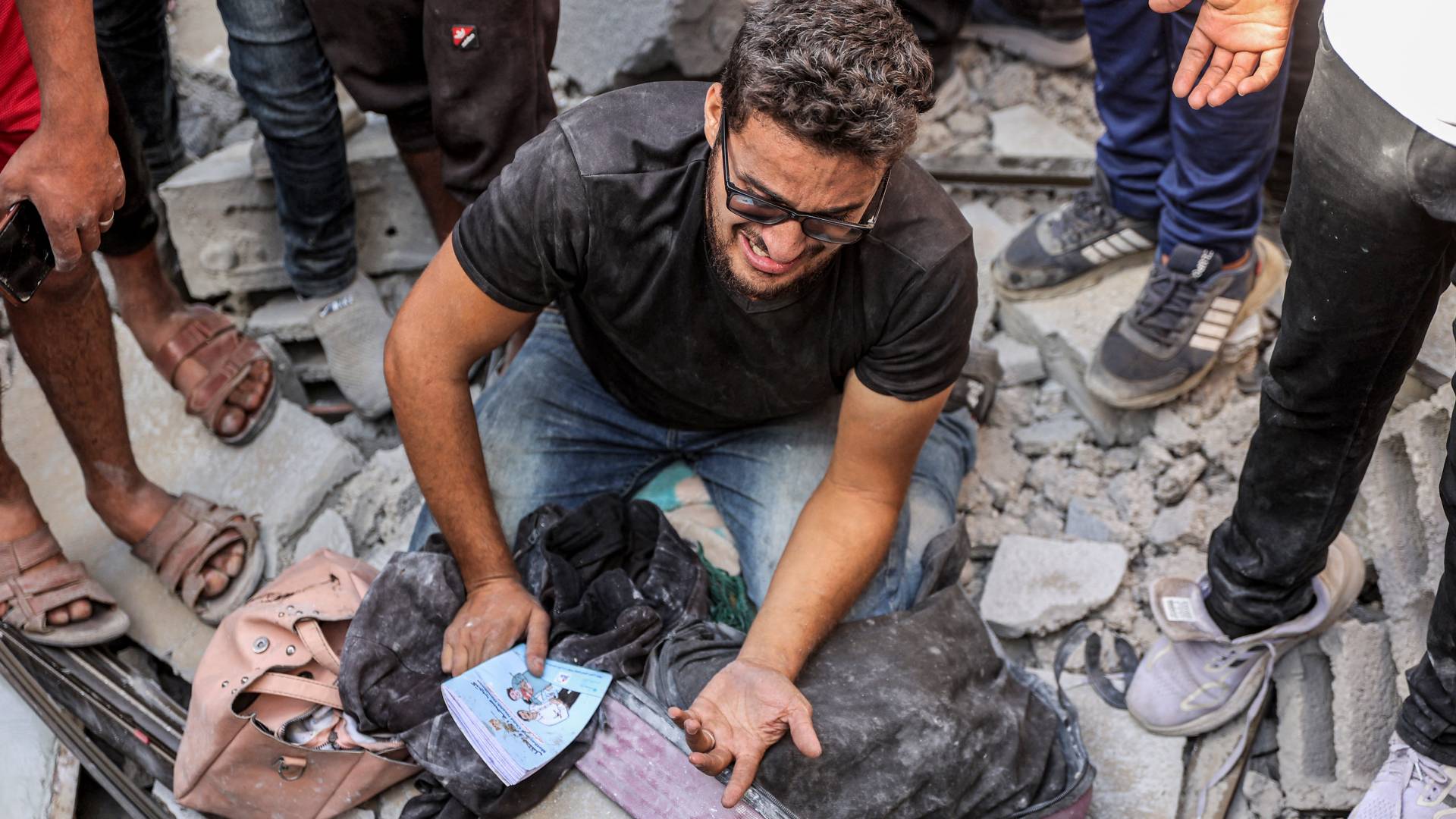 فلسطيني يبكي أحد أفراد عائلته في غزة