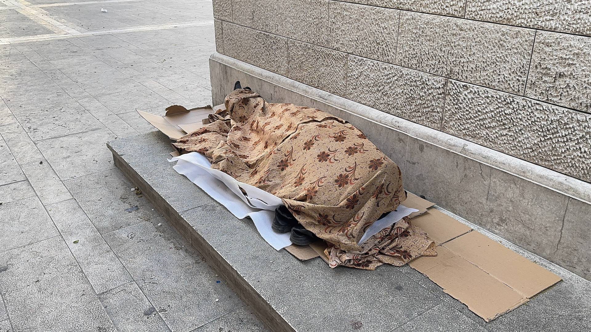 شخص ينام في الشارع