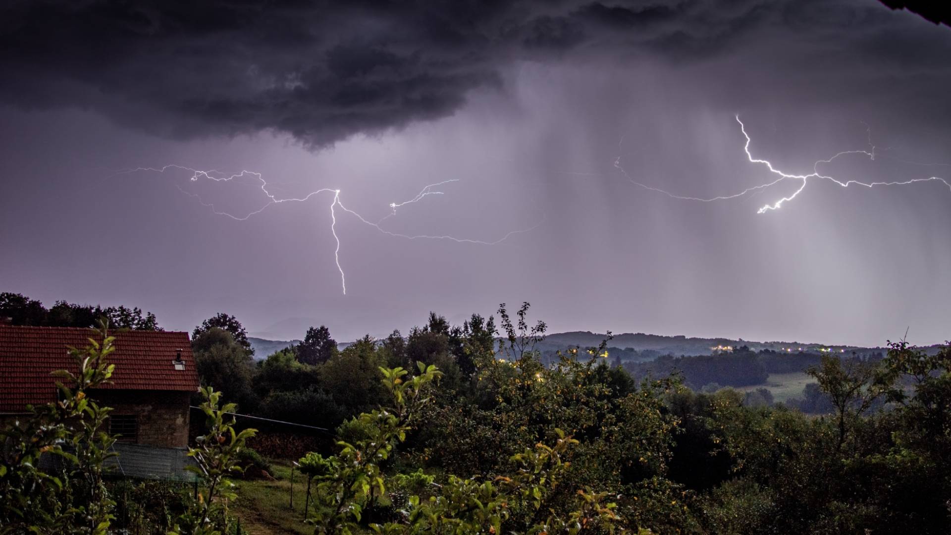 رعد وبرق "أرشيفية"