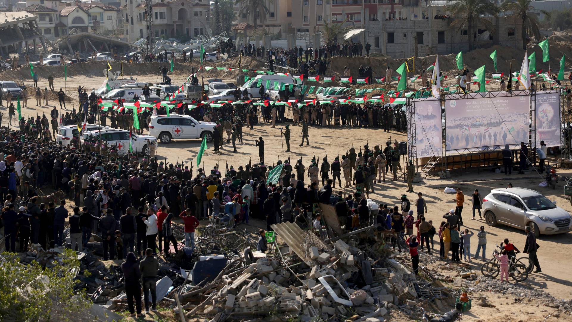 تسلم أسرى في غزة