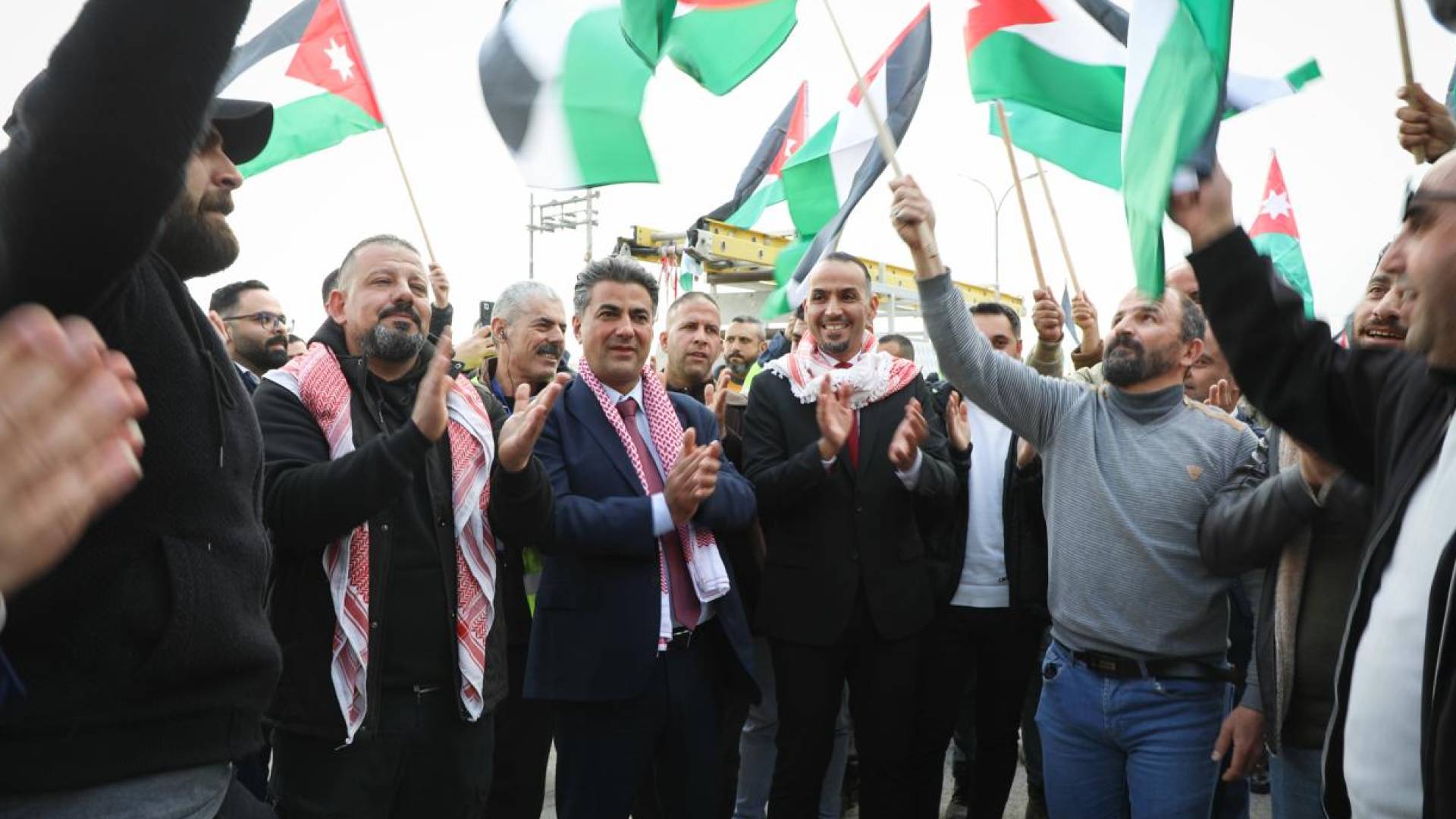 مدير كهرباء إربد يشارك موظفيه في مسيرة التأييد الوولاء للملك دعما لمواقفه الوطنية