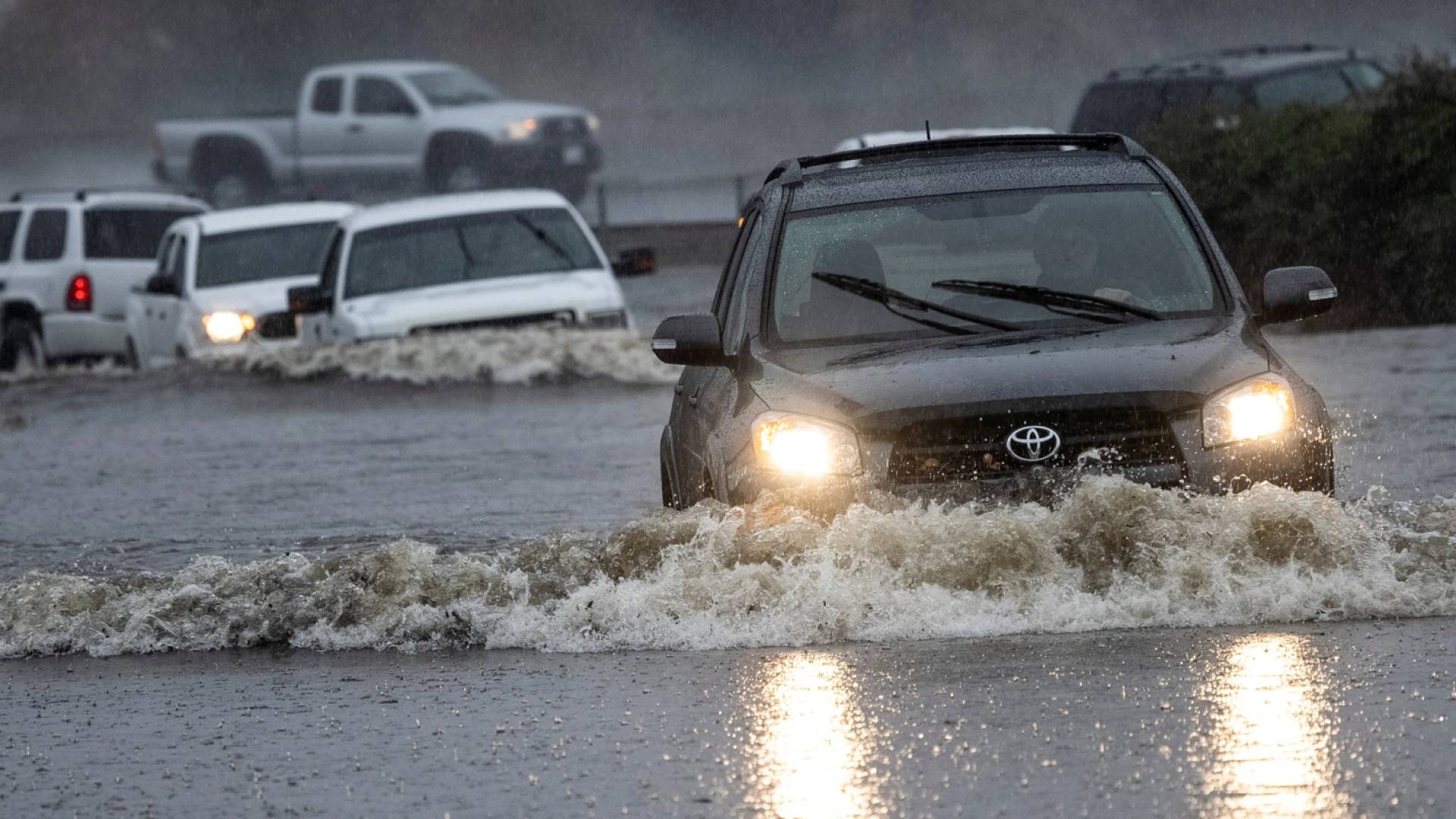 إعلام أمريكي: وفيات نتيجة فيضانات مدمرة ناجمة عن سوء الأحوال الجوية