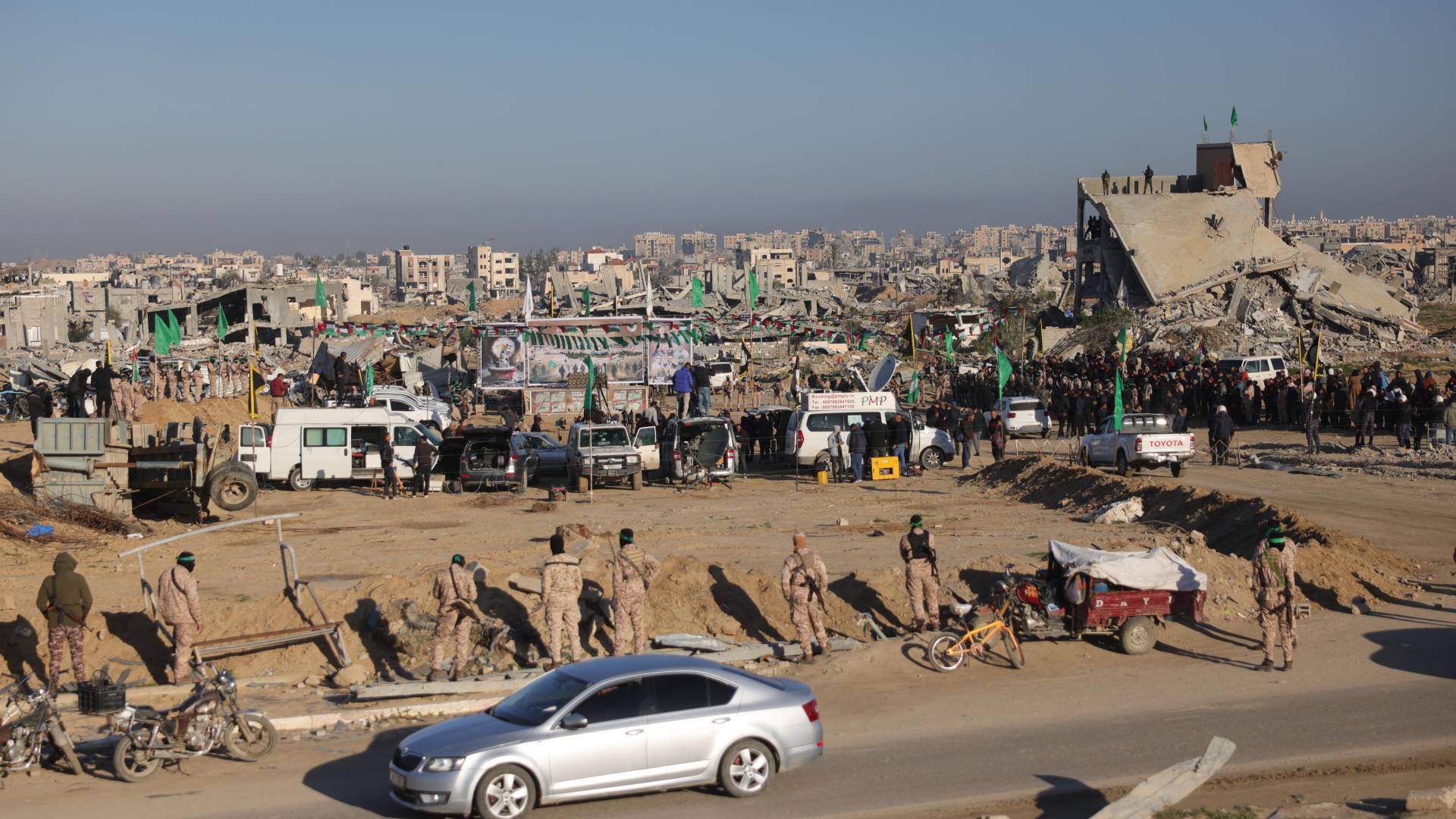 تسليم محتجزين في غزة