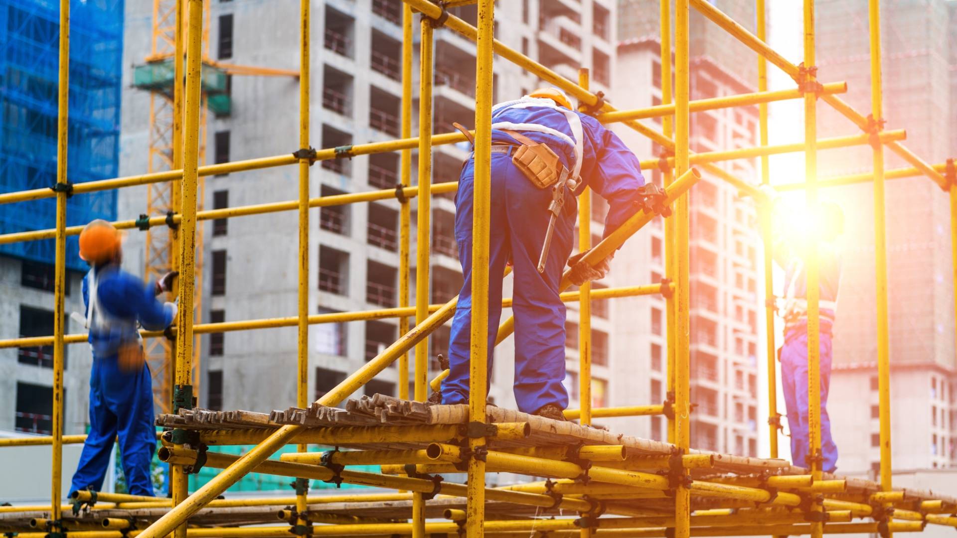 صورة تظهر عمال بناء