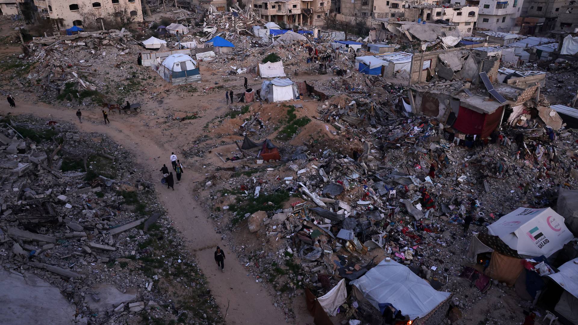 فلسطينيون وسط أنقاض منازلهم في جباليا شمال قطاع غزة