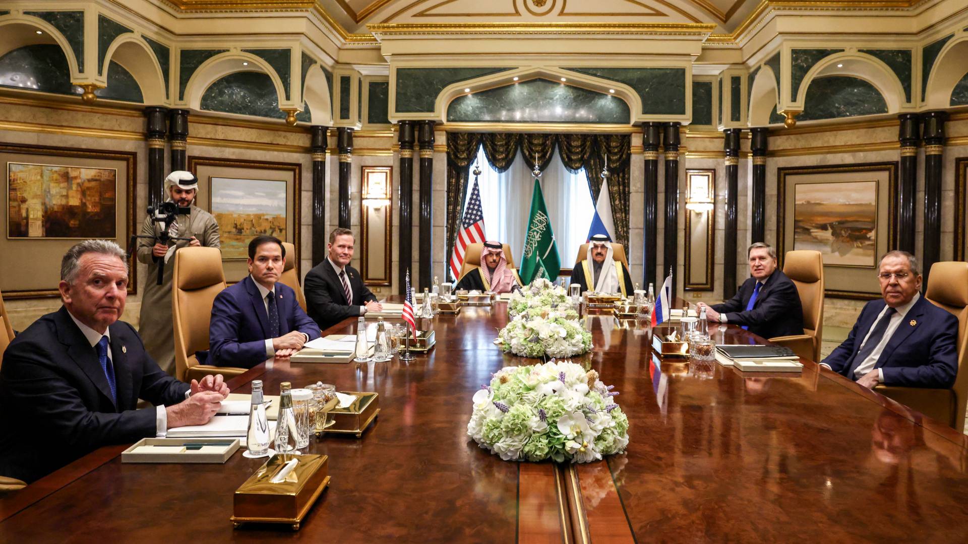 جانب من الجلسة الأولى للقمة الأمريكية الروسية في الرياض